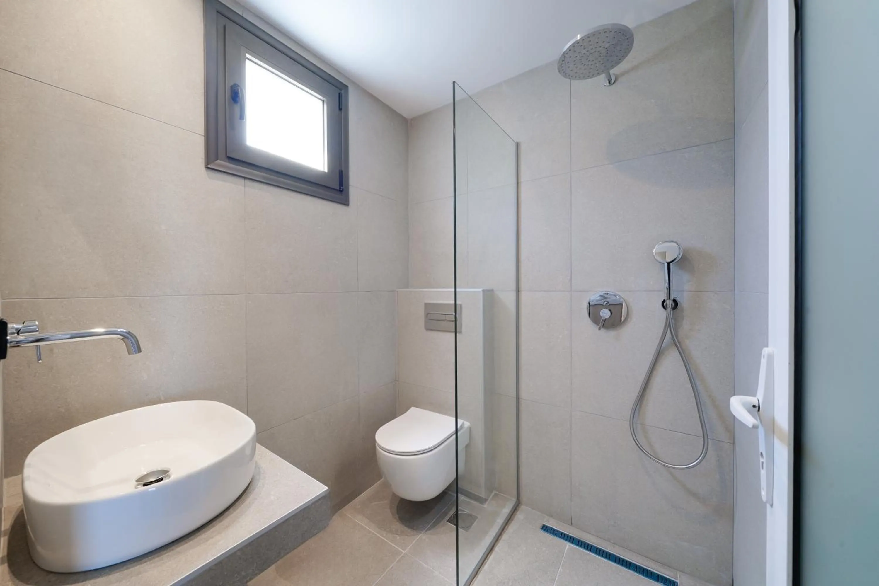 Shower in Emerial Deluxe Seaside Rooms