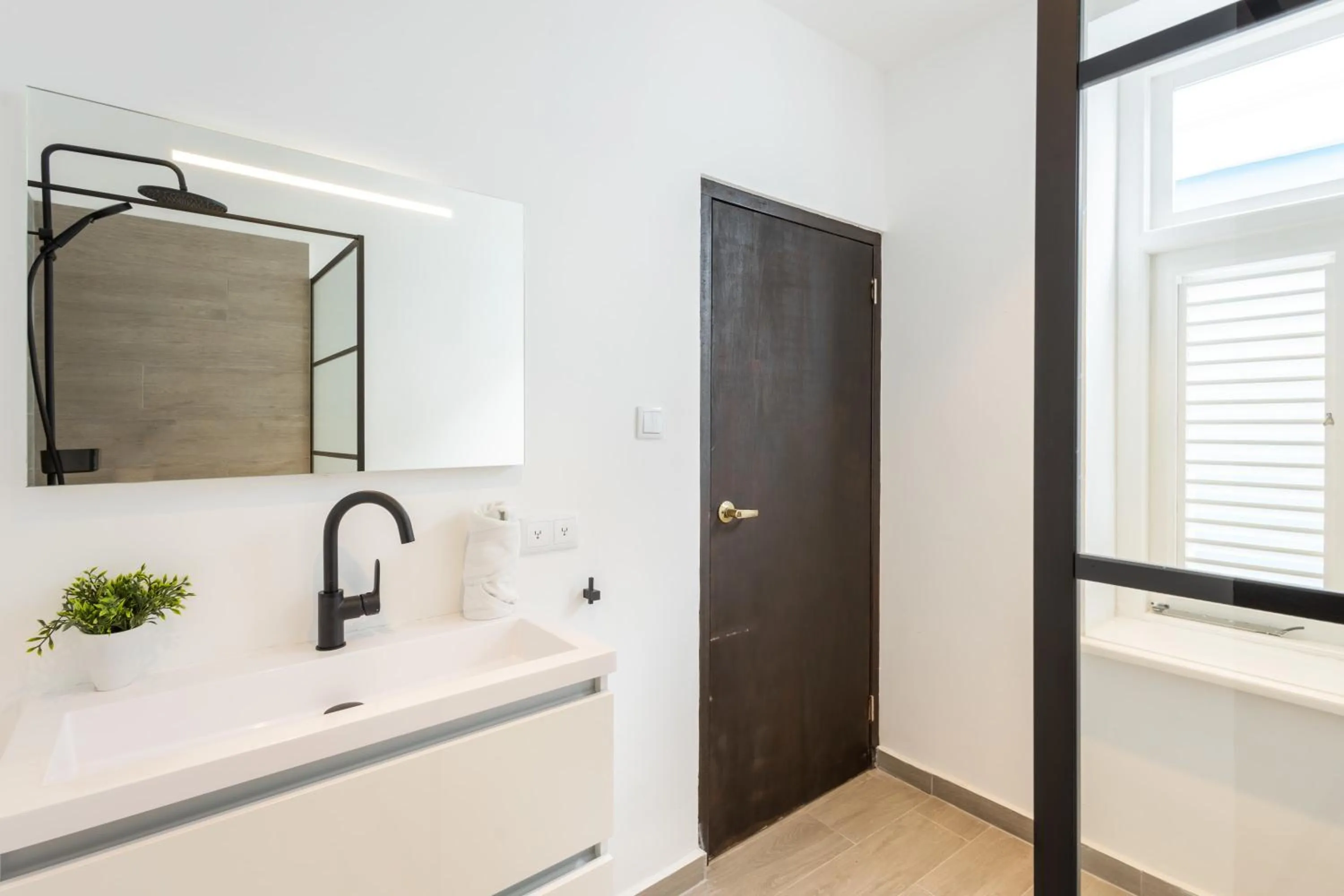 Shower in Willemstad Historic City Suites