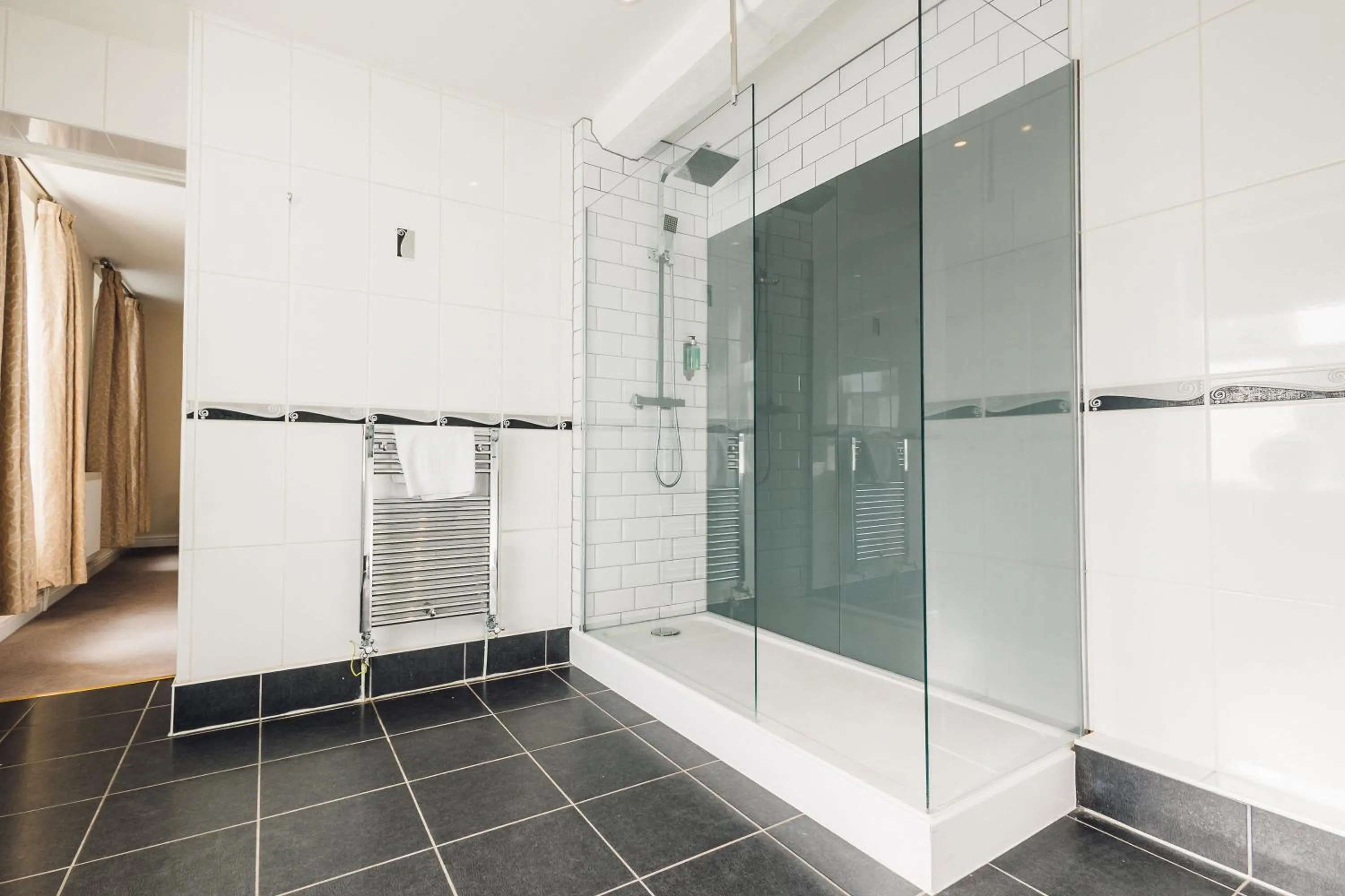 Shower in White Lion Royal Hotel