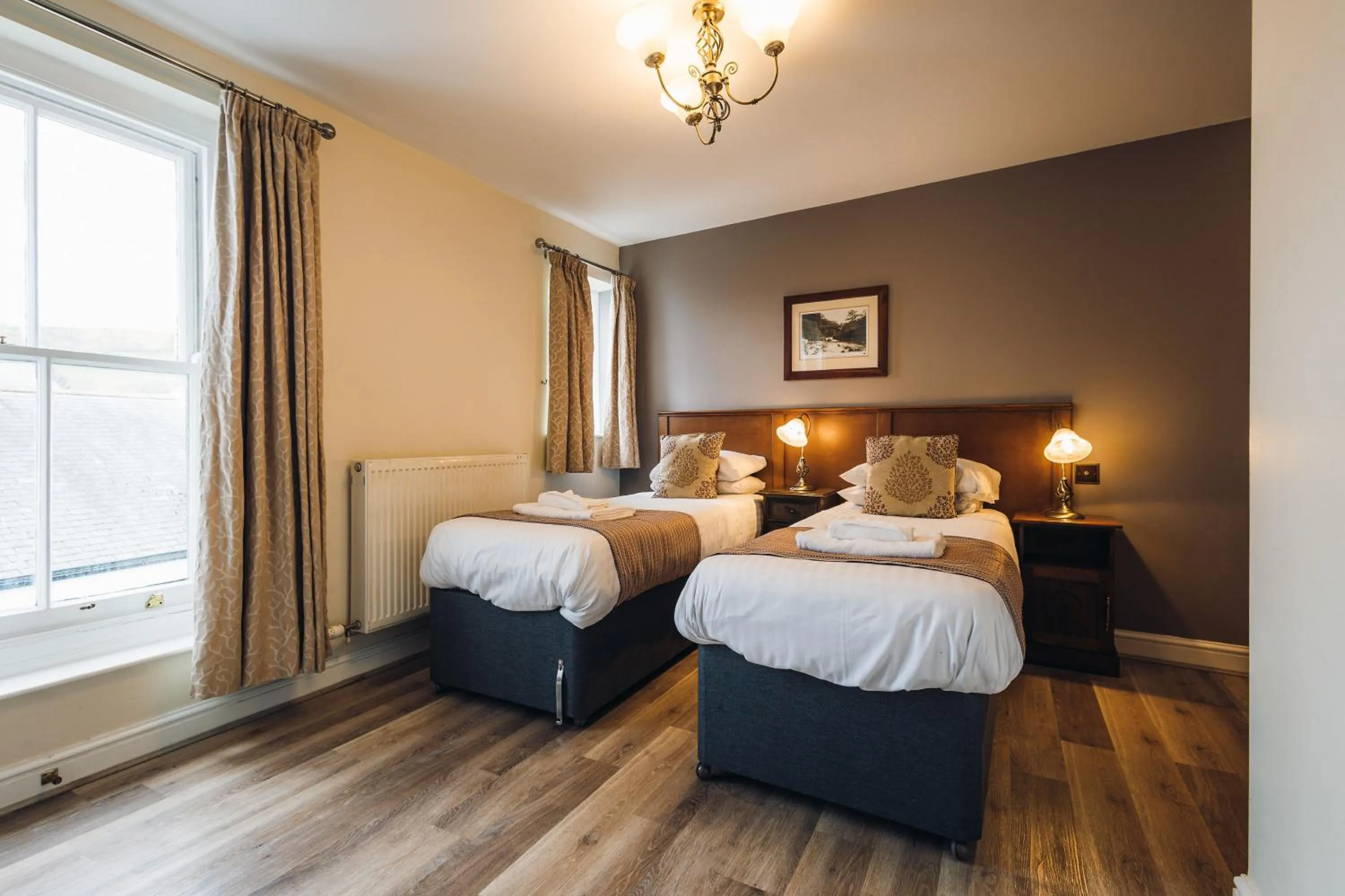 Bedroom, Bed in White Lion Royal Hotel