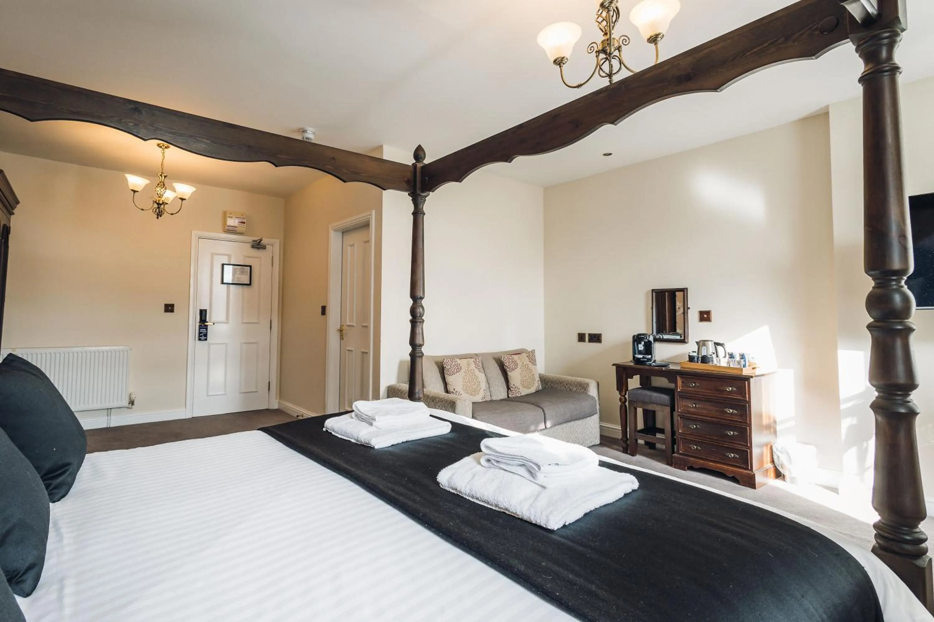 Bedroom, Bed in White Lion Royal Hotel