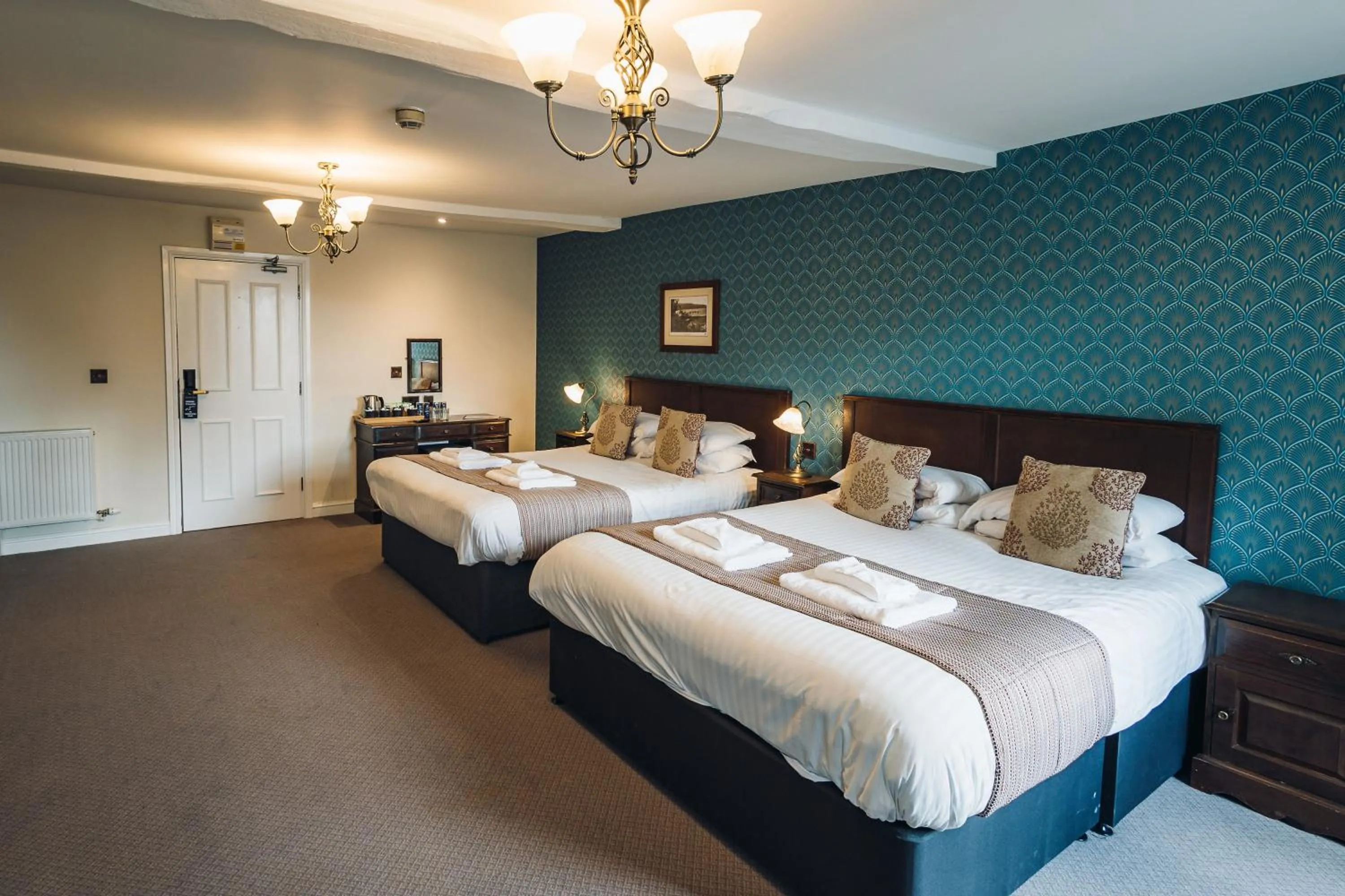 Bedroom, Bed in White Lion Royal Hotel