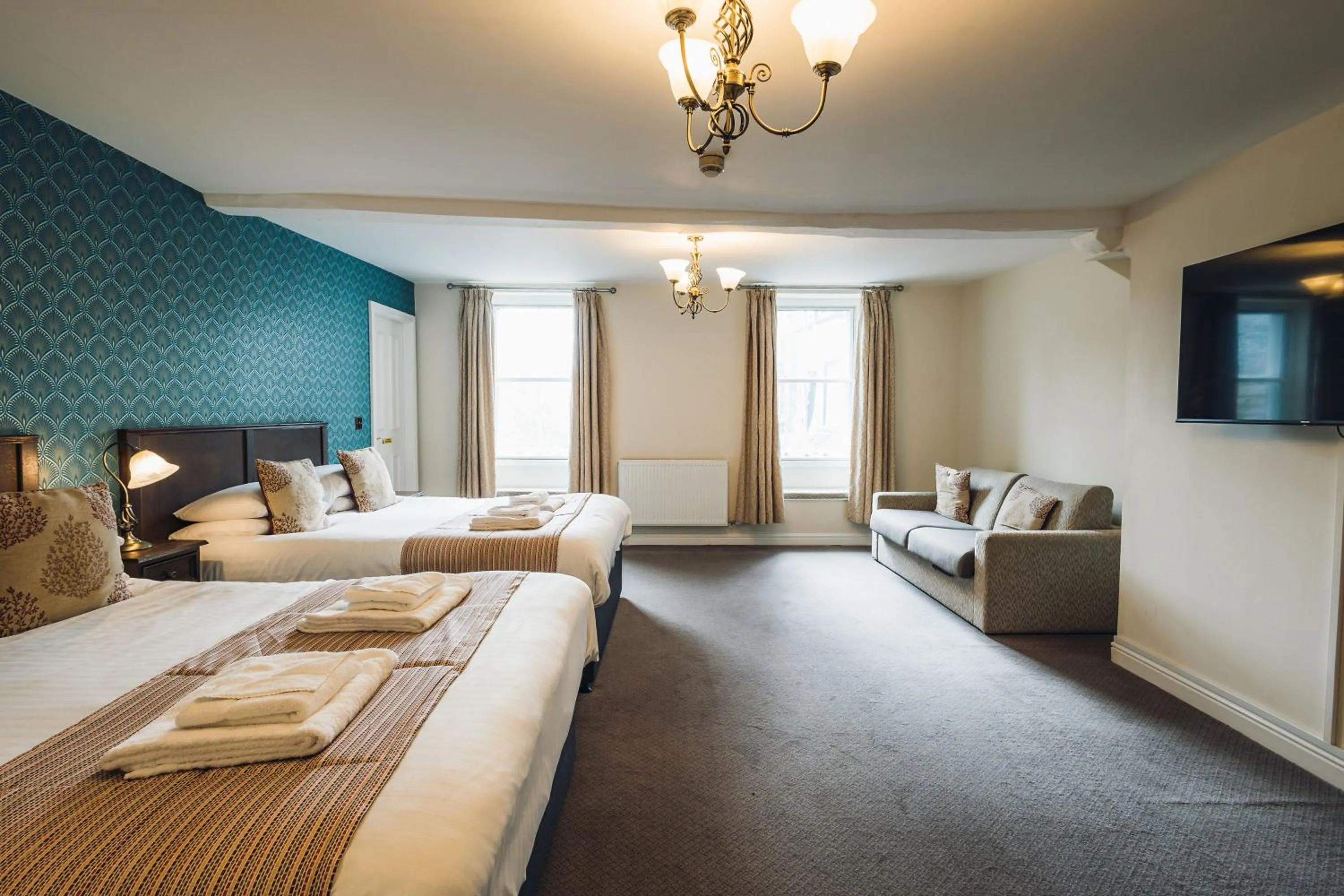 Bedroom, Bed in White Lion Royal Hotel