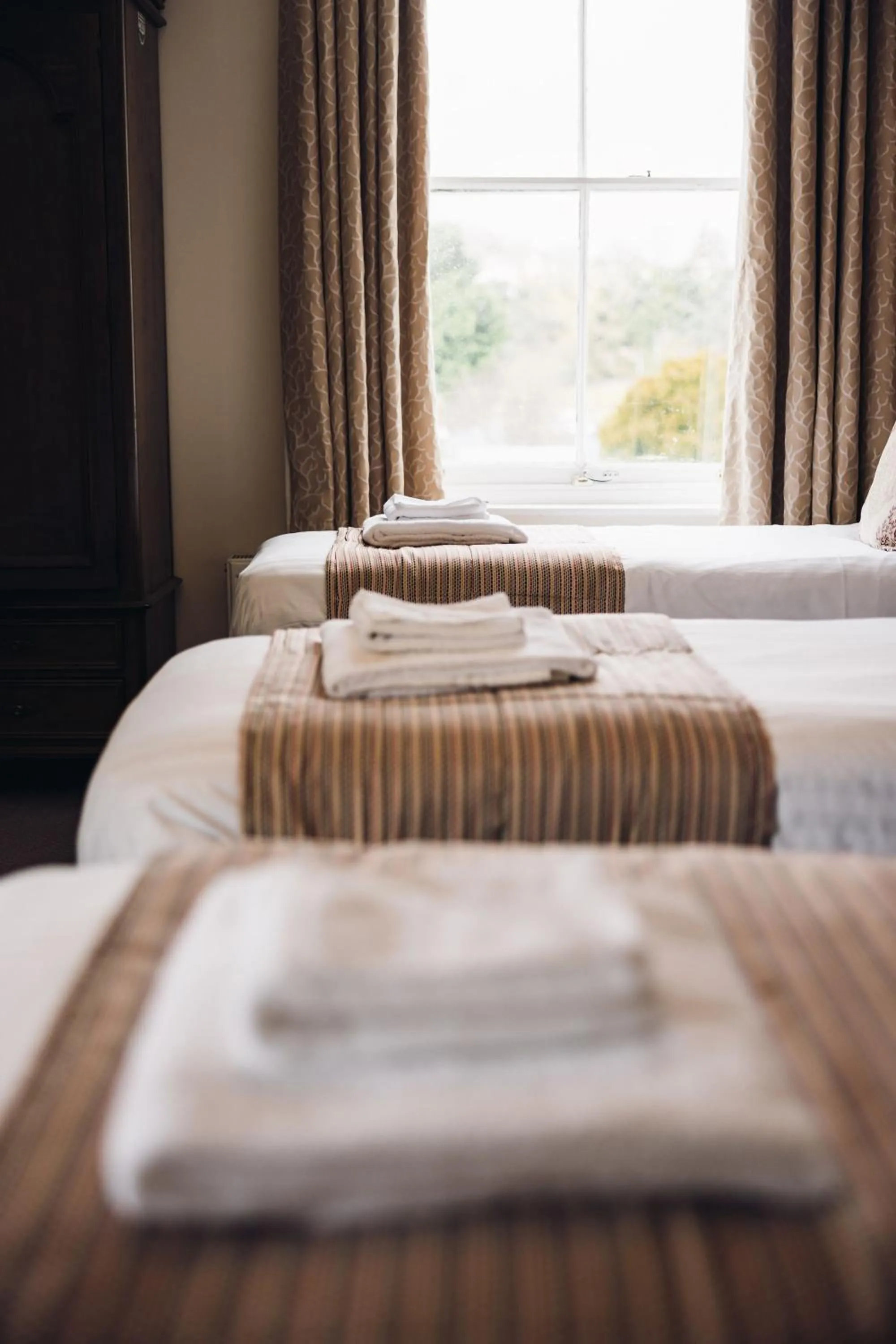 Bedroom, Bed in White Lion Royal Hotel