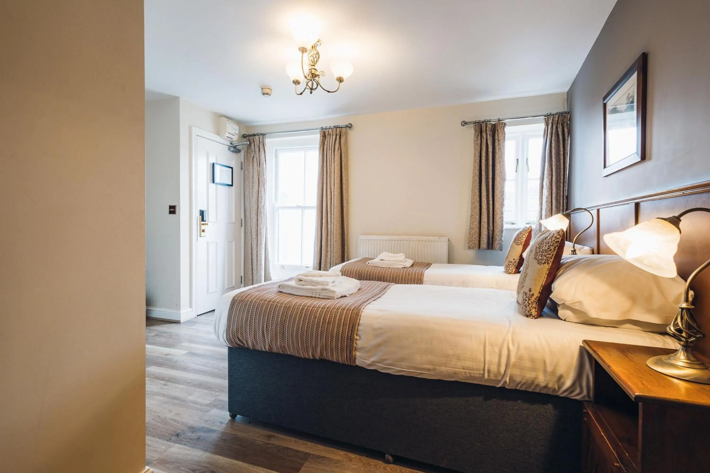 Bedroom, Bed in White Lion Royal Hotel