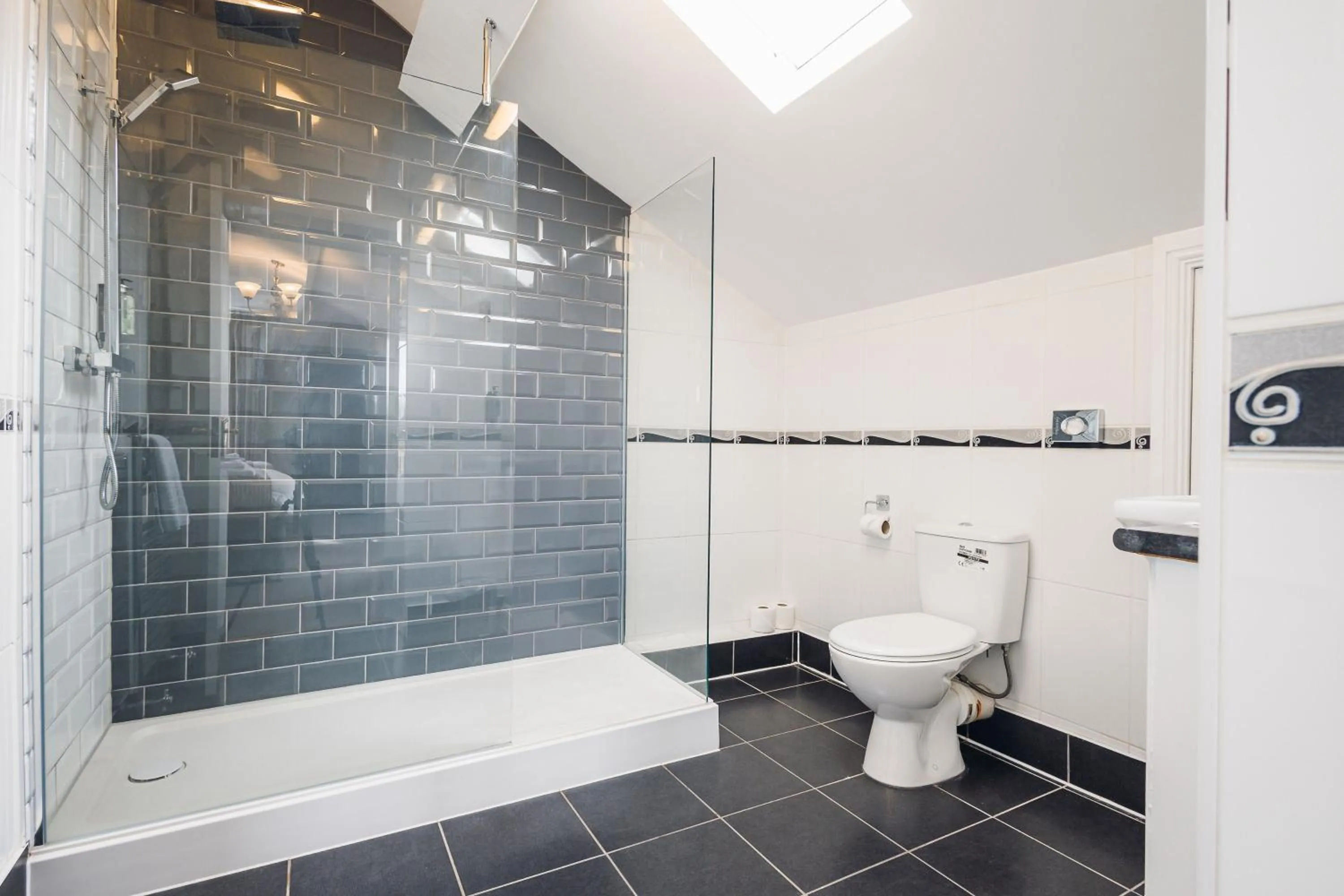 Bathroom in White Lion Royal Hotel