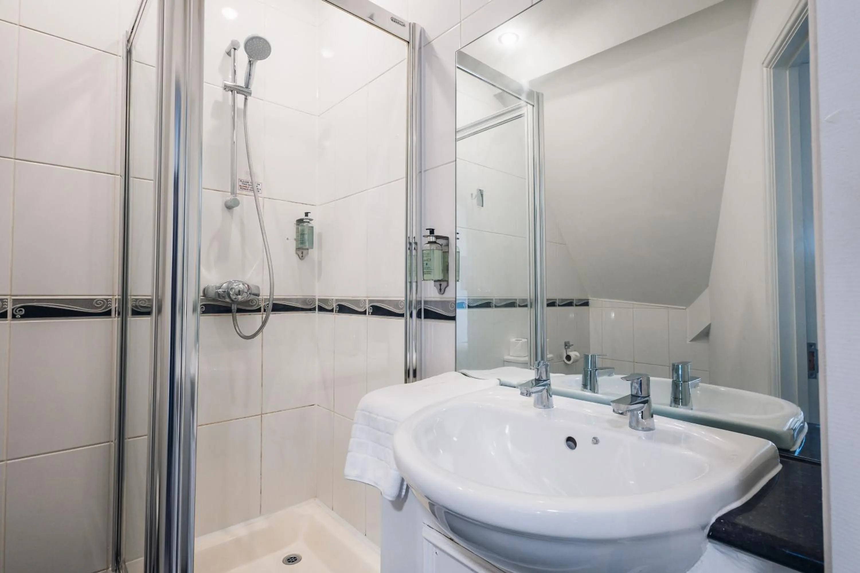 Shower in White Lion Royal Hotel