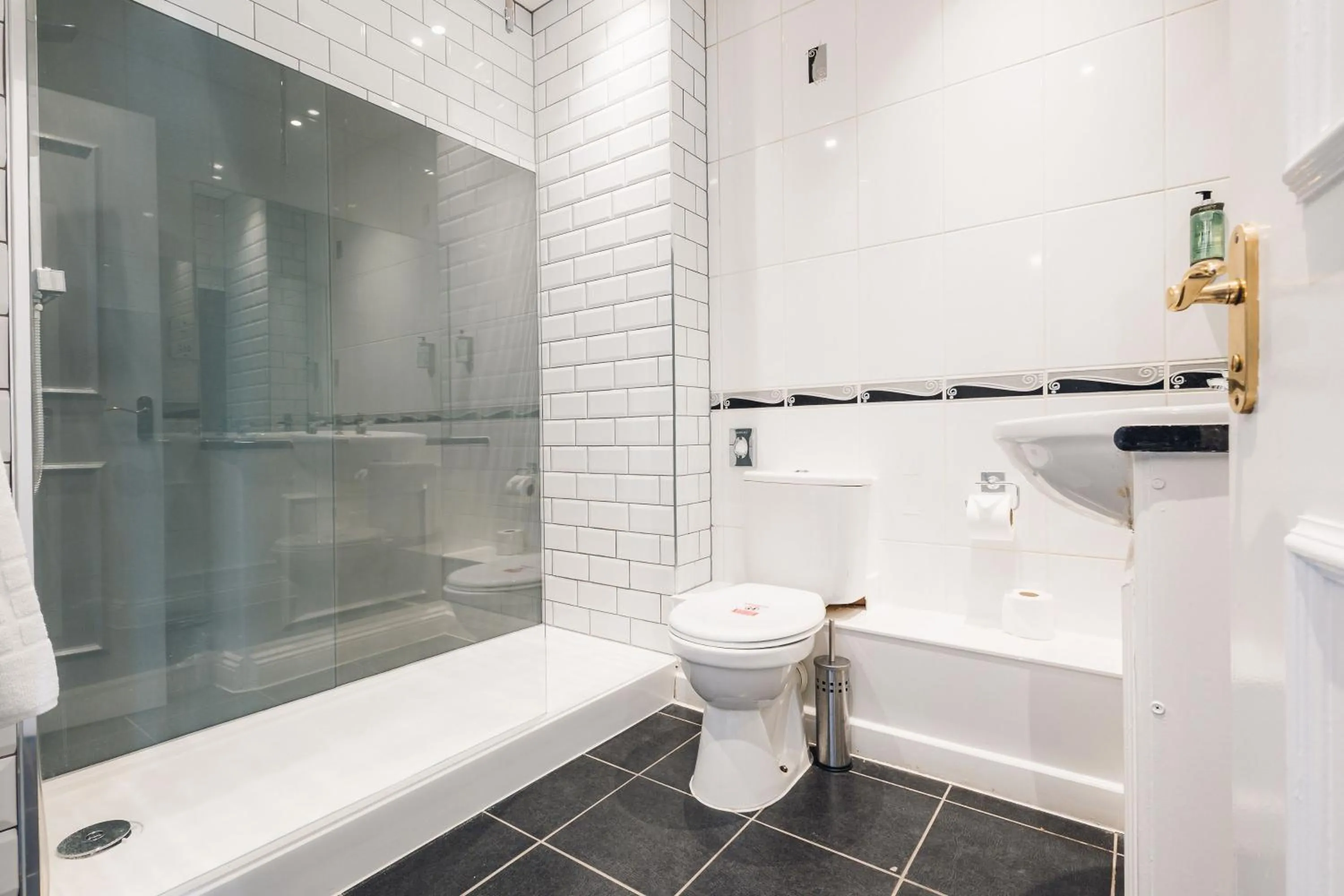 Shower in White Lion Royal Hotel