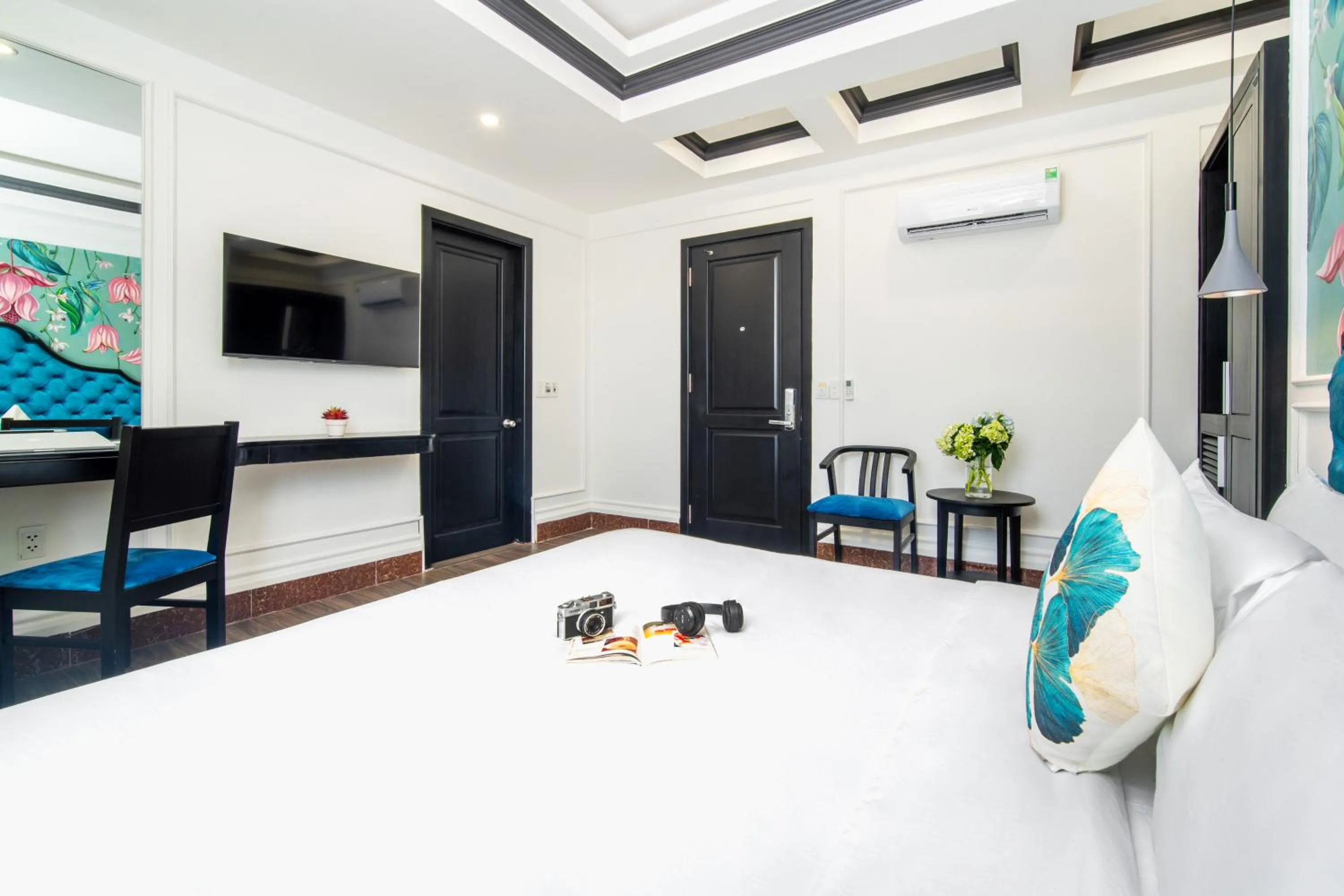 Communal lounge/ TV room, Bed in Elites Hotel