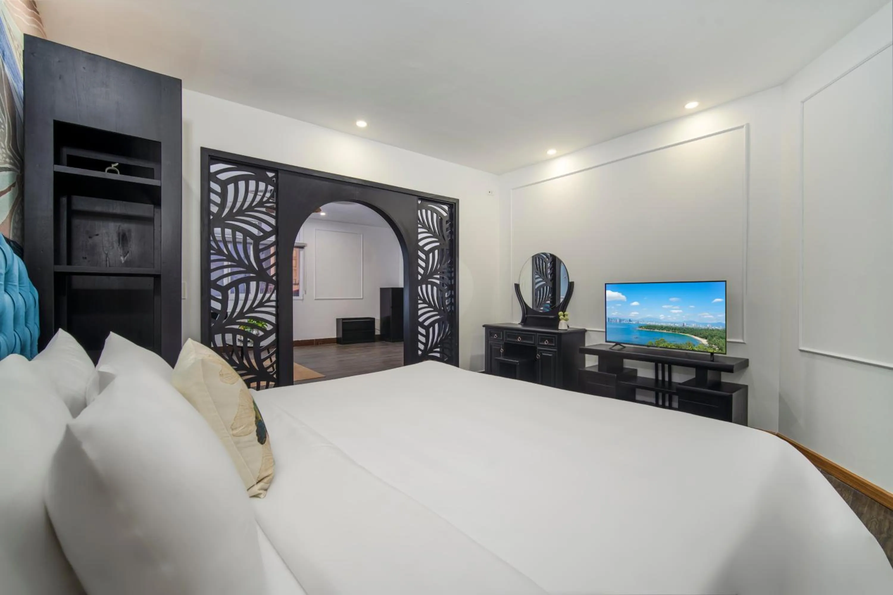 Communal lounge/ TV room, Bed in Elites Hotel