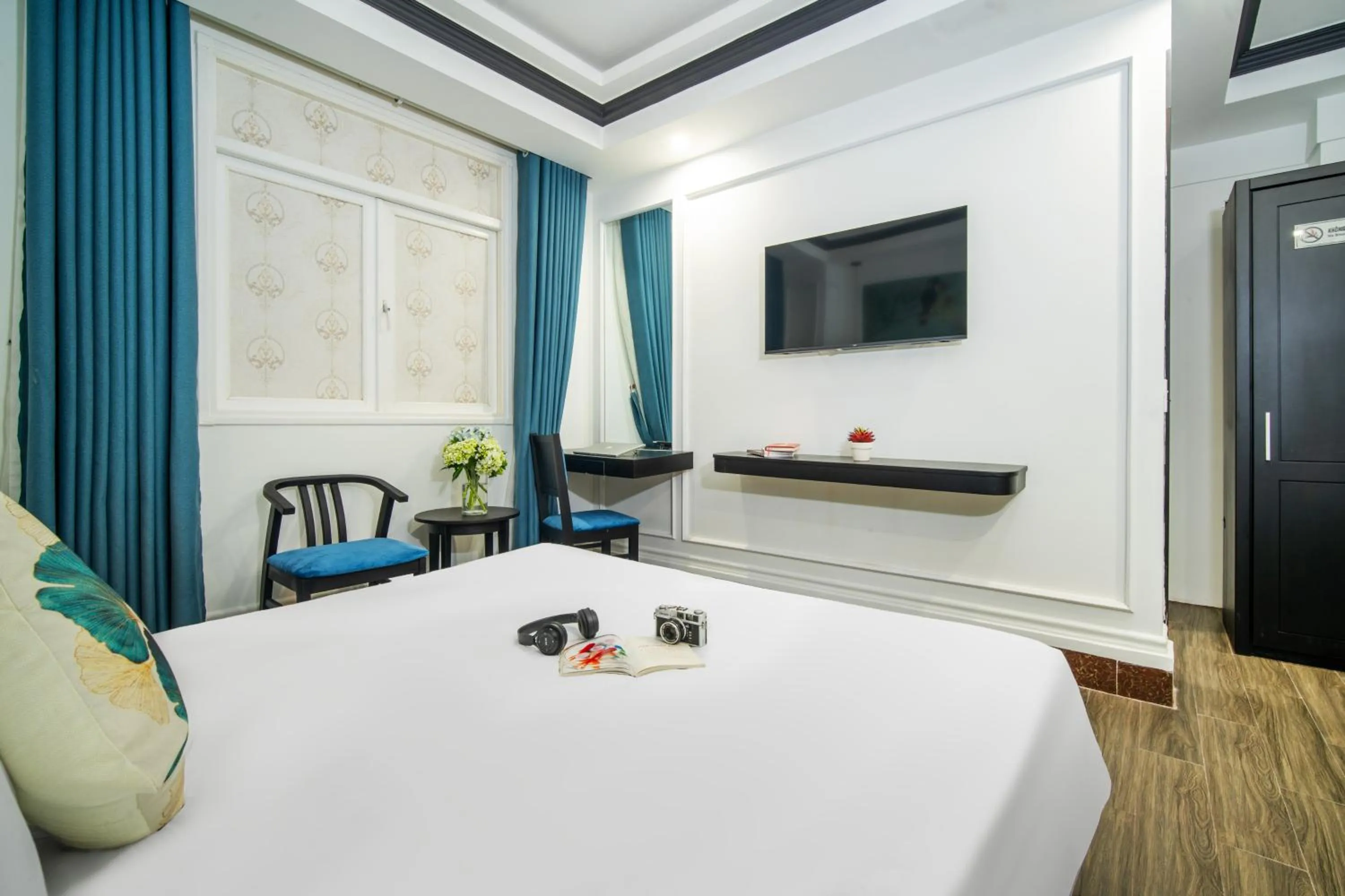 Communal lounge/ TV room in Elites Hotel