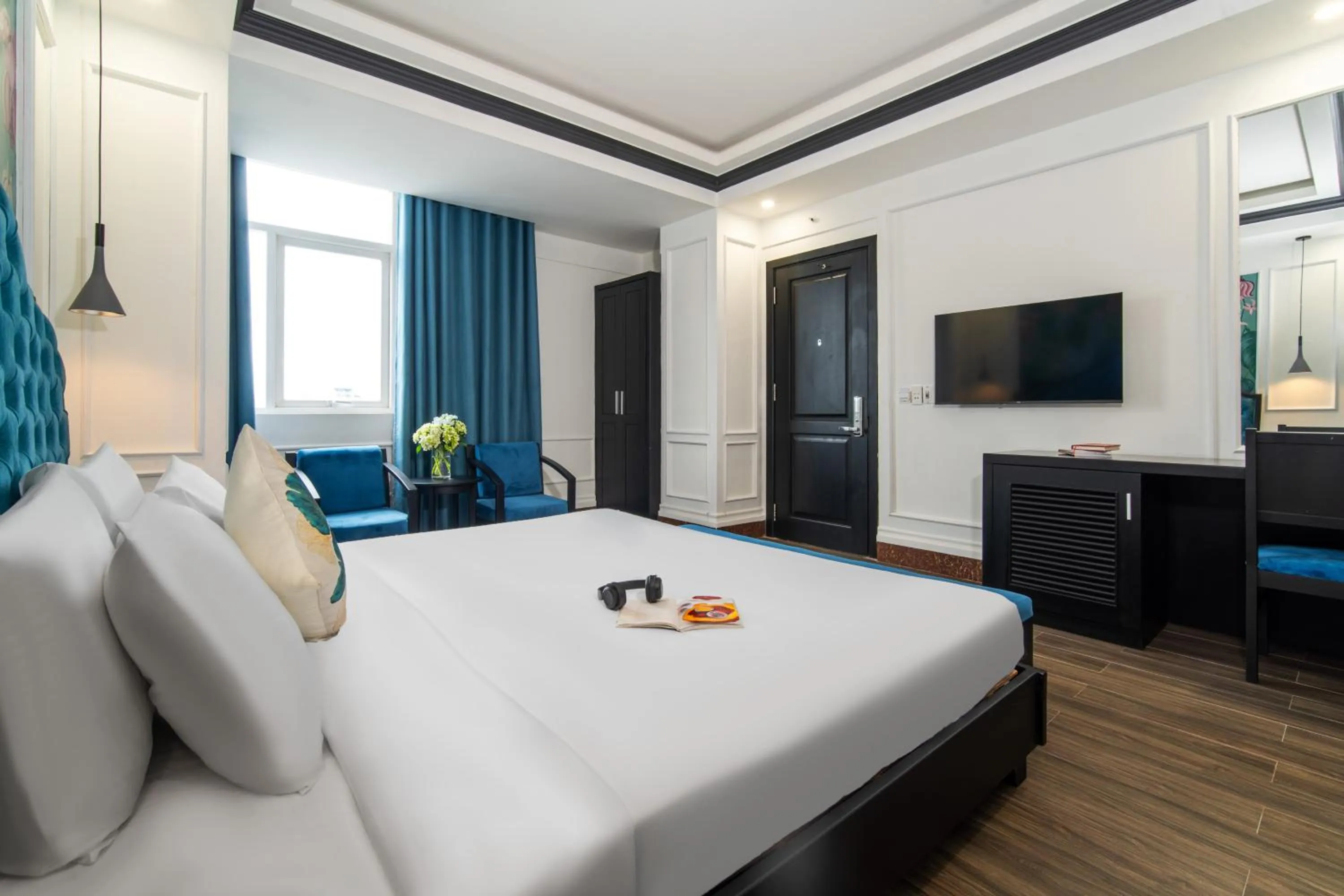 Communal lounge/ TV room, Bed in Elites Hotel