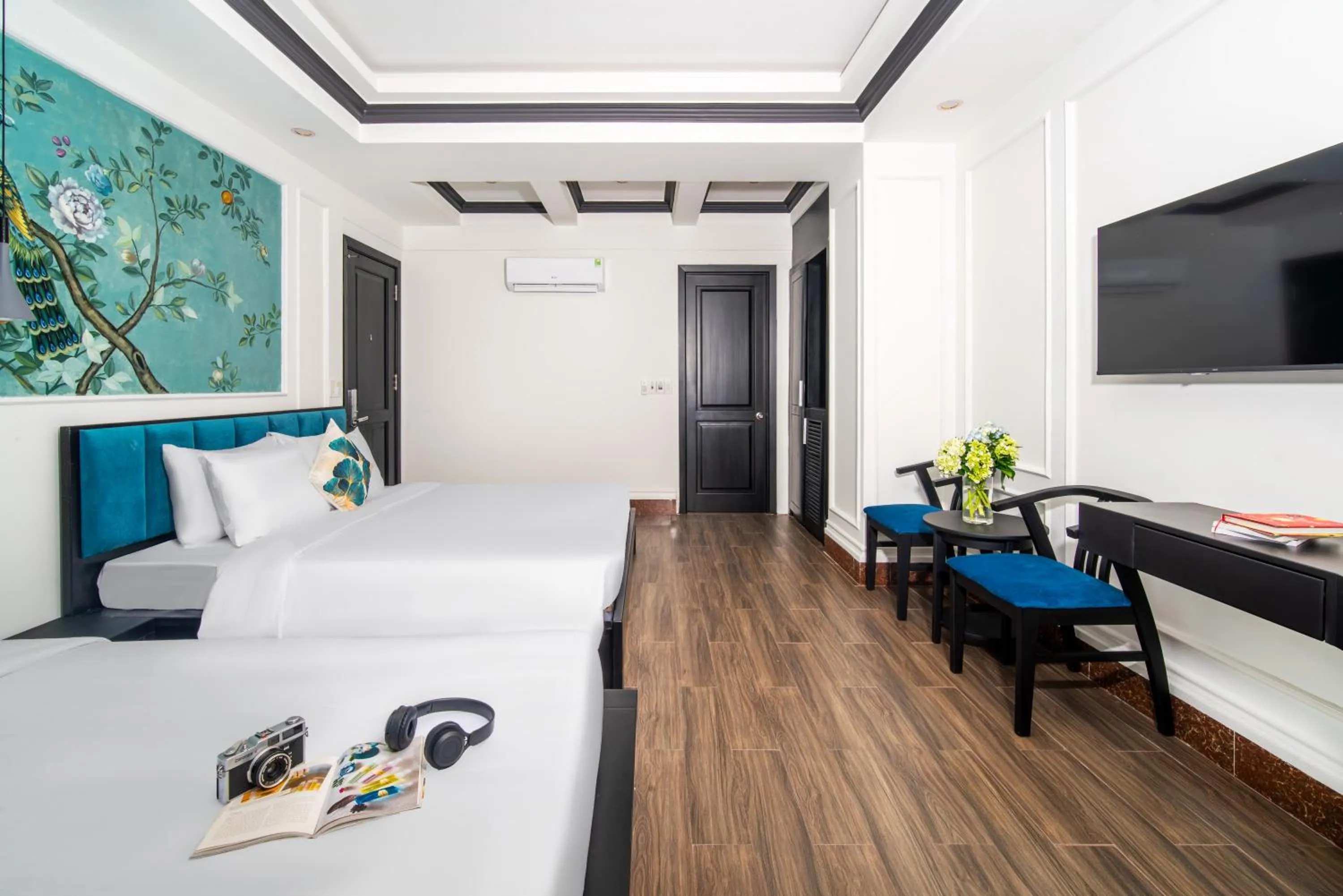 Communal lounge/ TV room, Bed in Elites Hotel