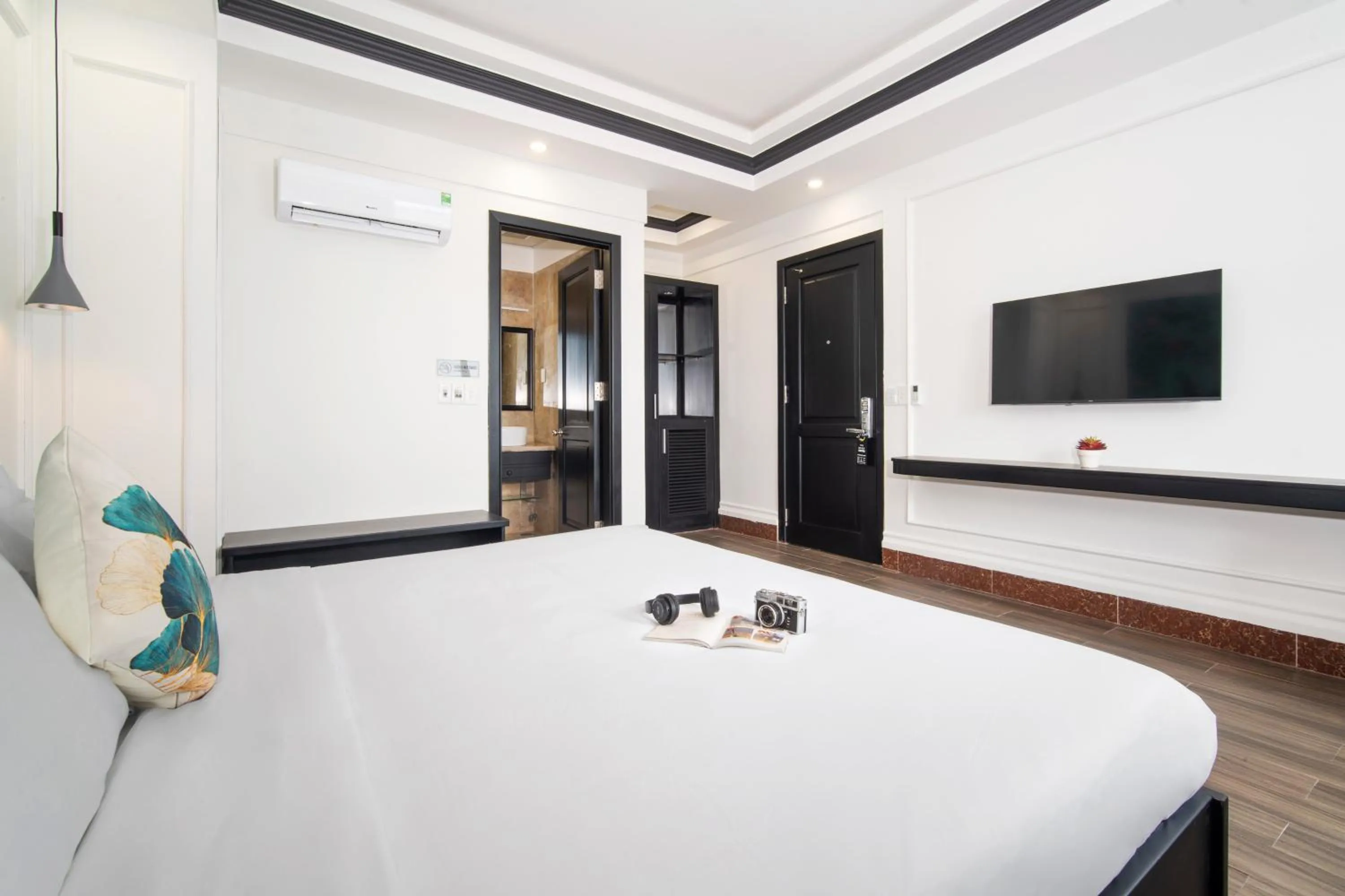 Communal lounge/ TV room, Bed in Elites Hotel