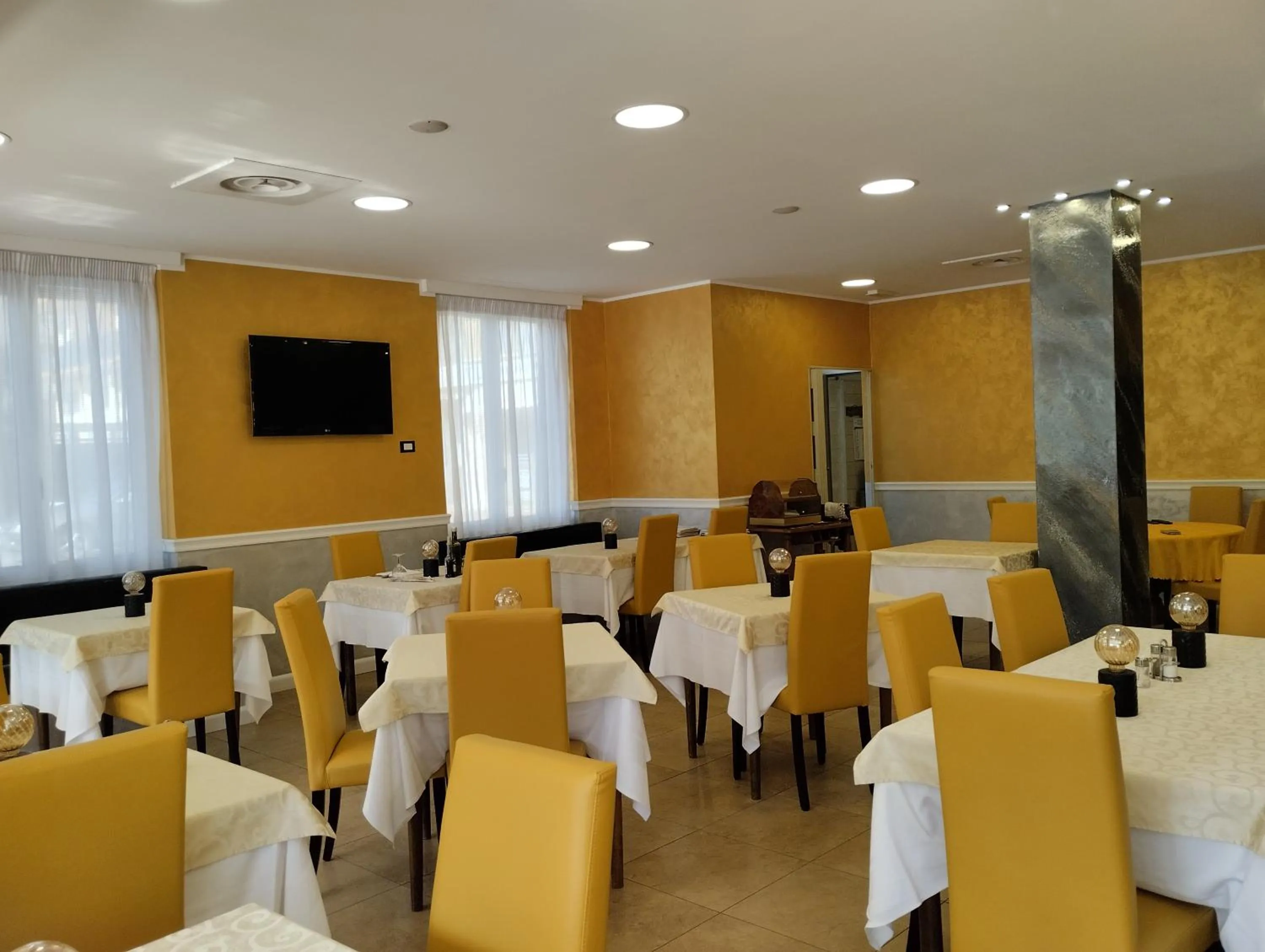 Restaurant/places to eat in Hotel Tiffany