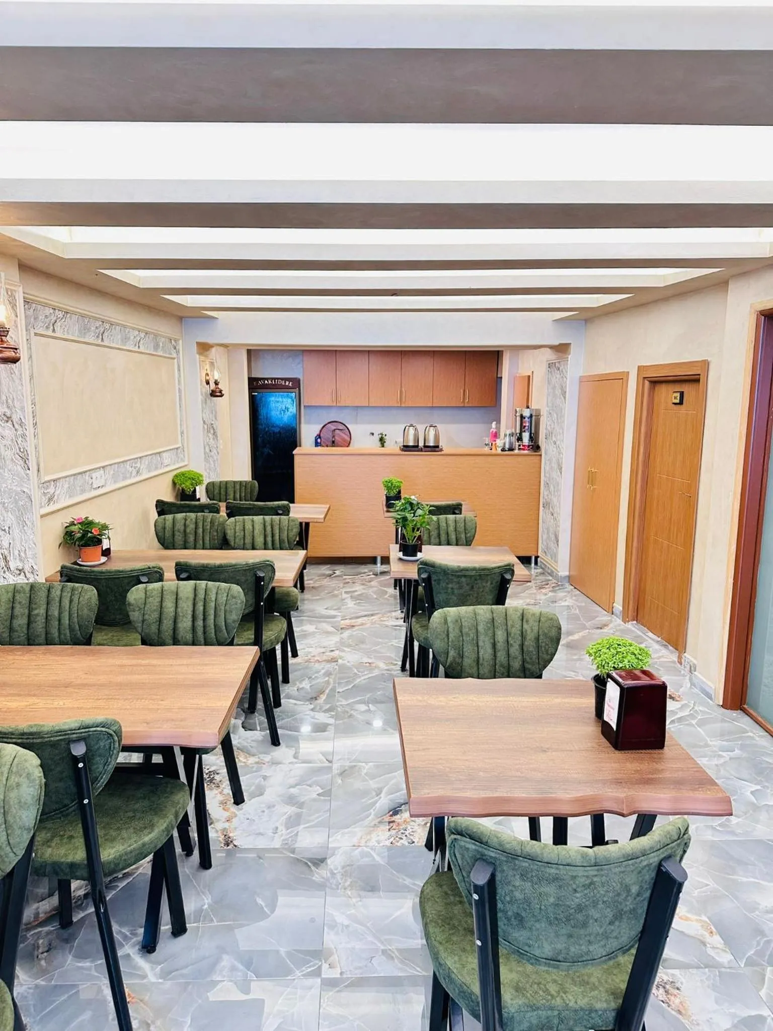 Restaurant/places to eat in Riverside Hotel