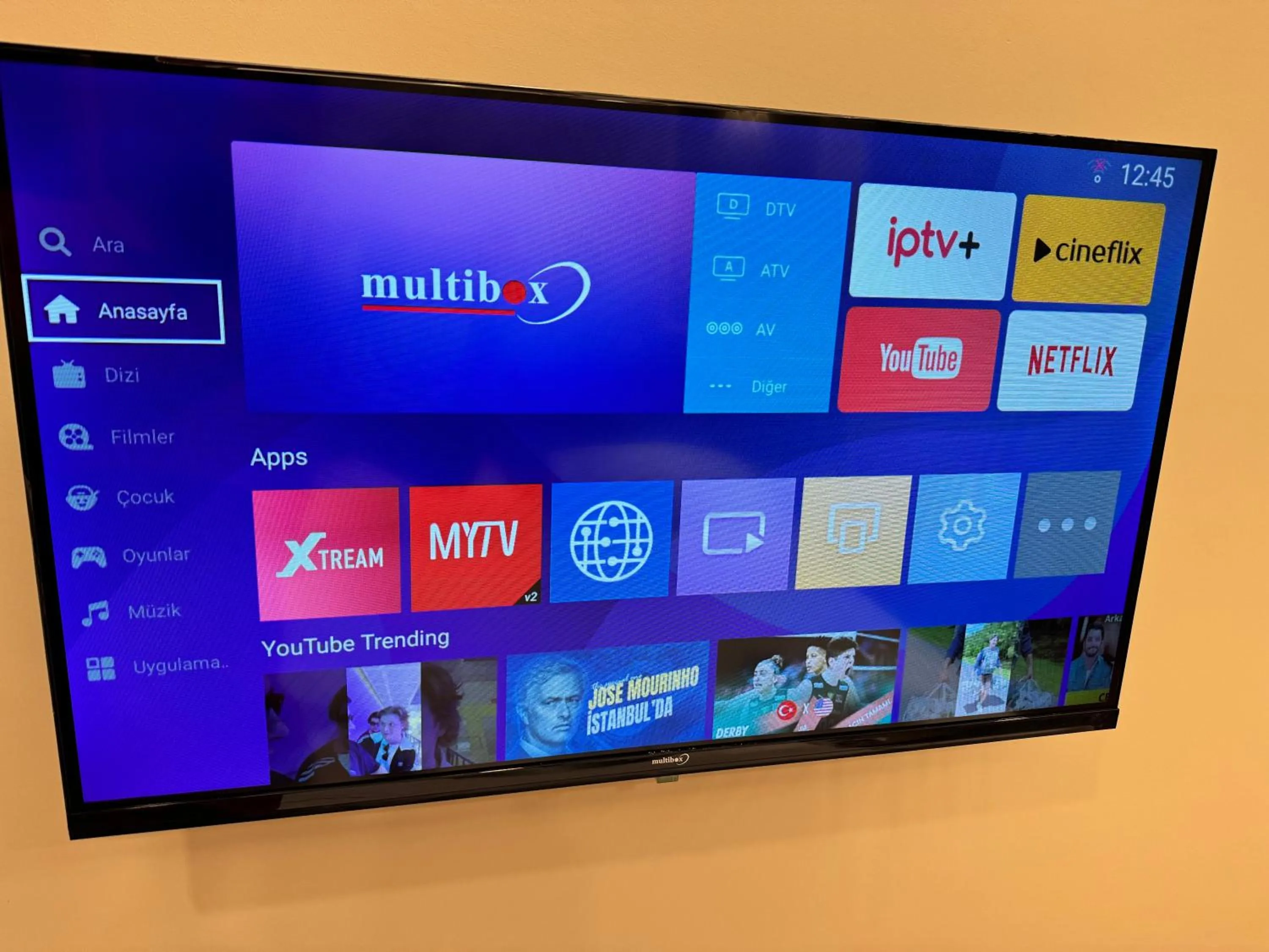 Communal lounge/ TV room in Riverside Hotel