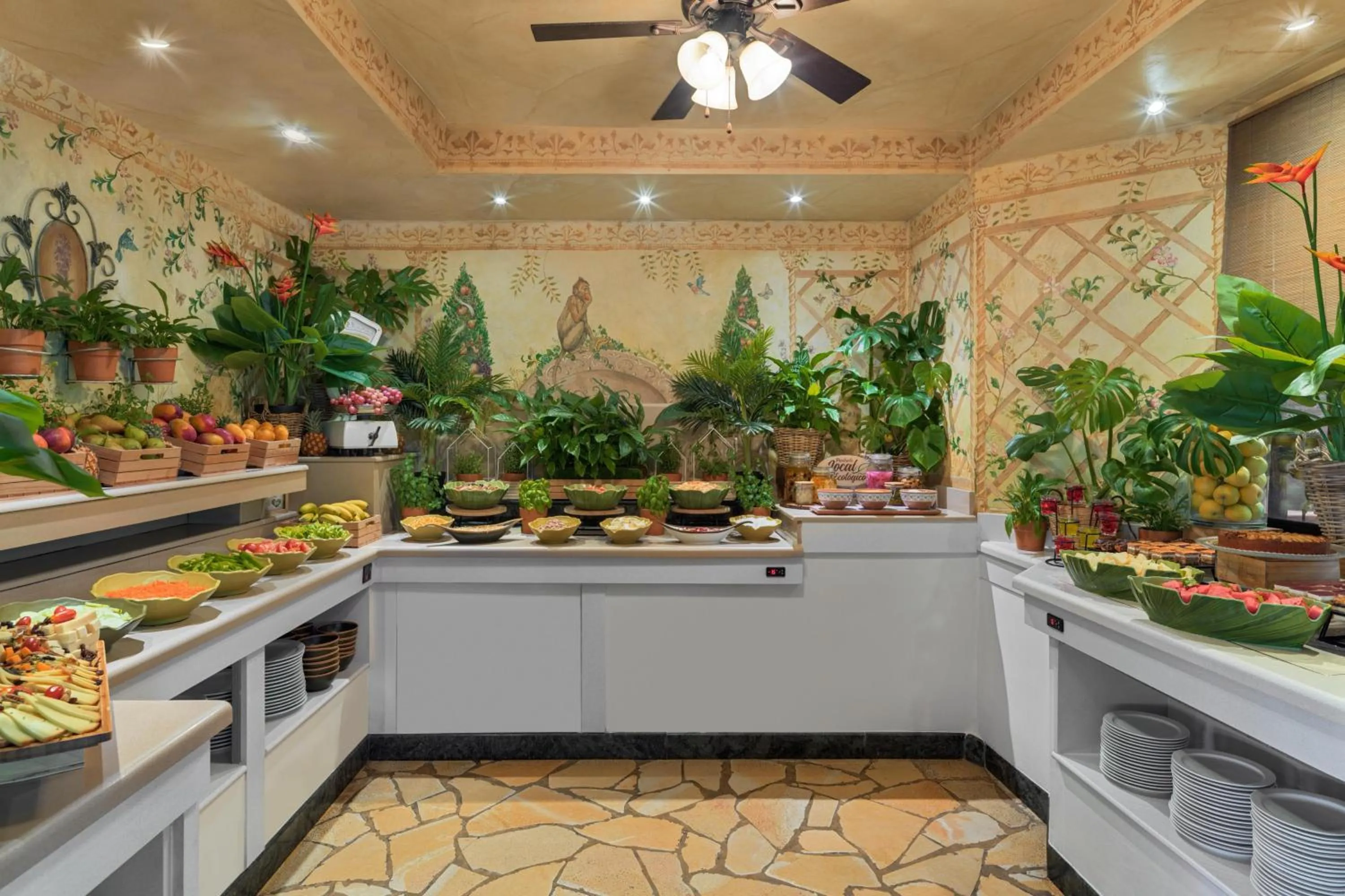 Restaurant/places to eat in Green Garden Eco Resort & Villas