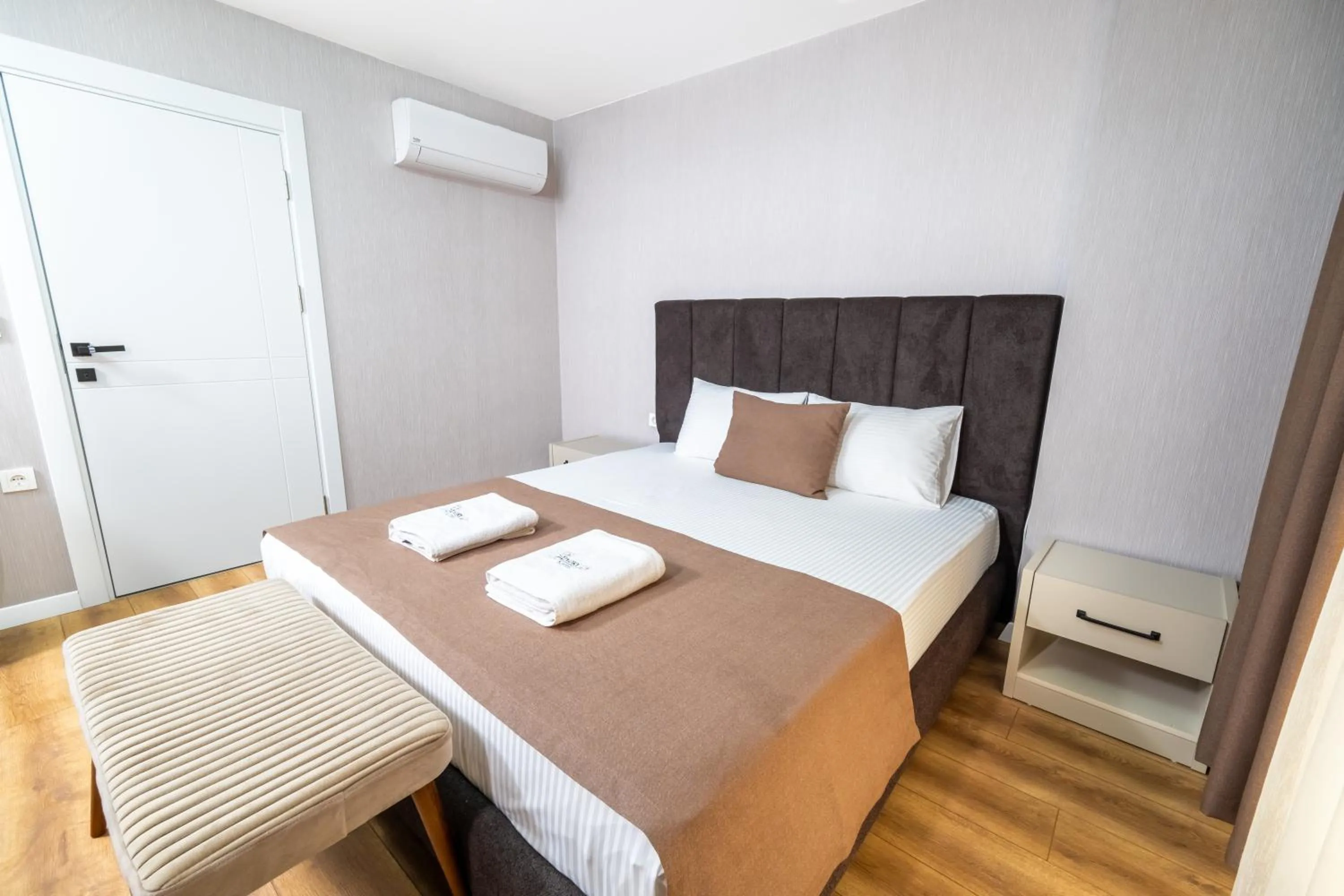 Bedroom, Bed in Luxury Life Suites