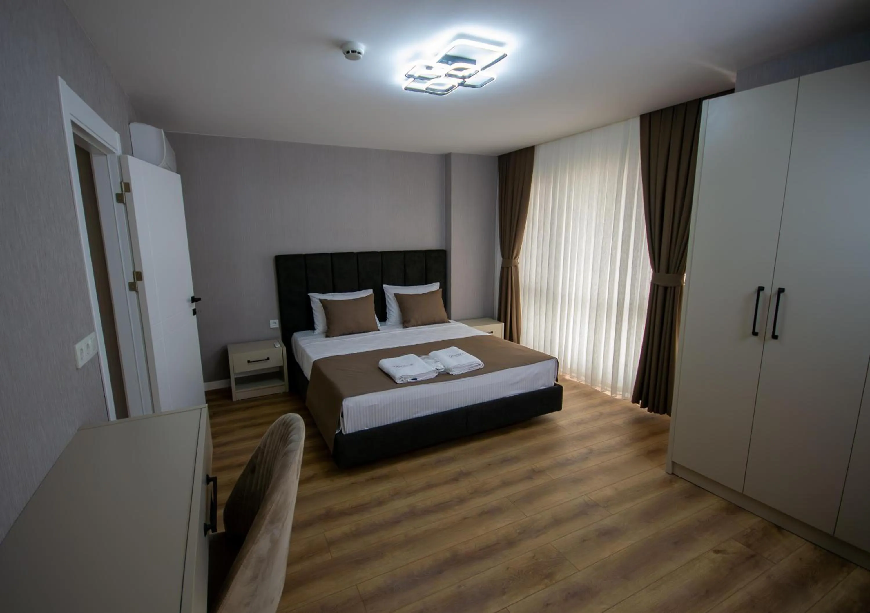 Bedroom, Bed in Luxury Life Suites