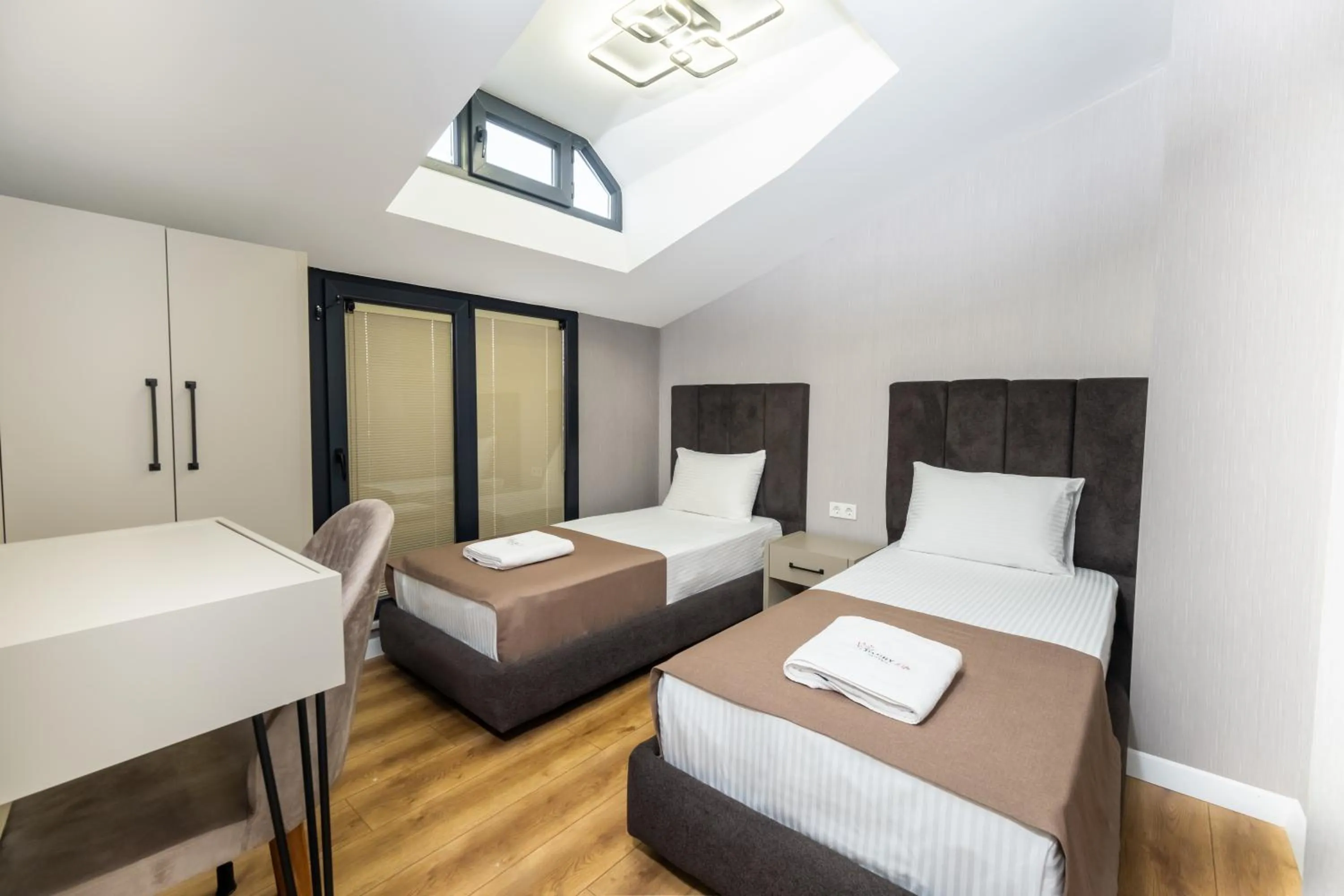 Bedroom, Bed in Luxury Life Suites