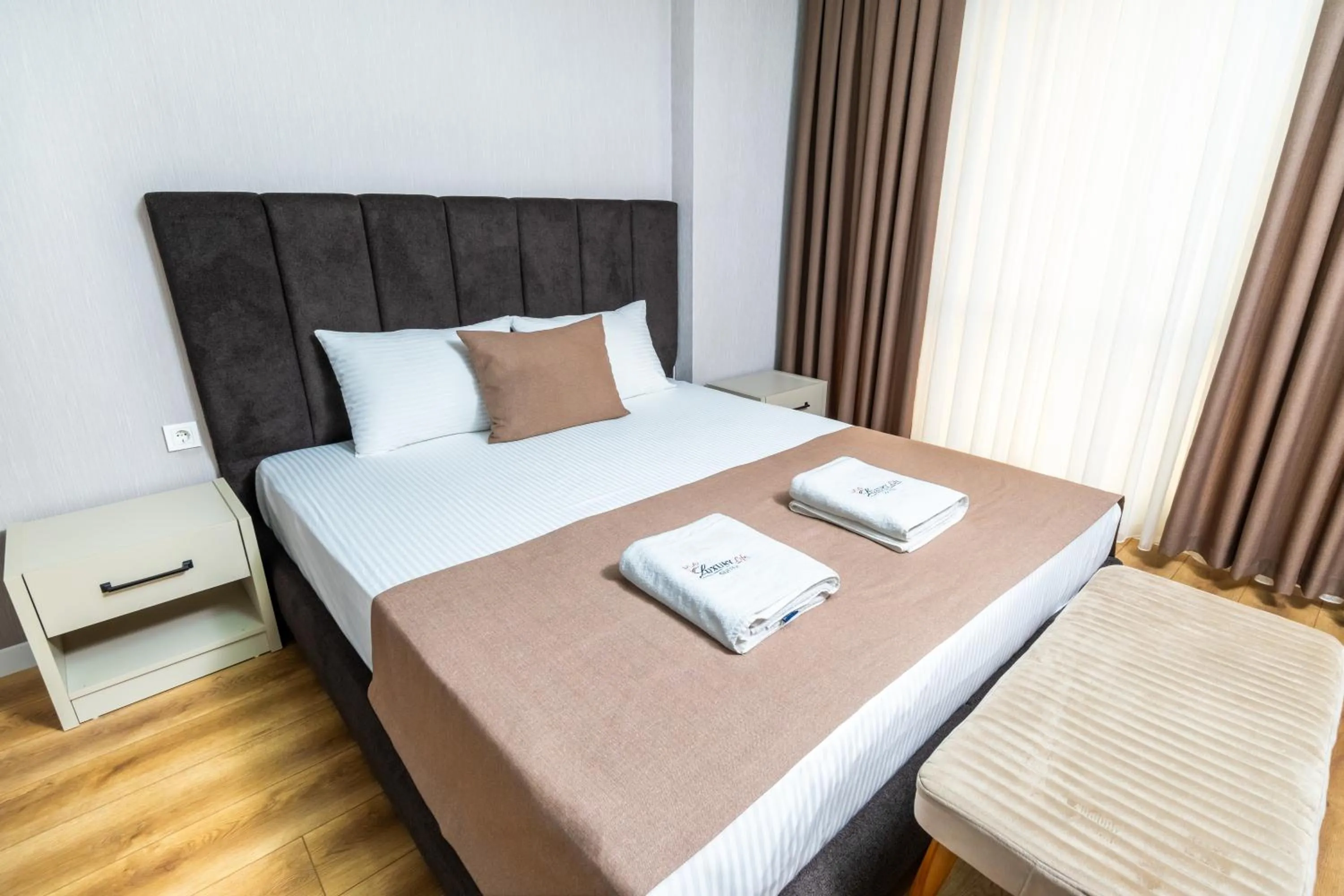 Bedroom, Bed in Luxury Life Suites