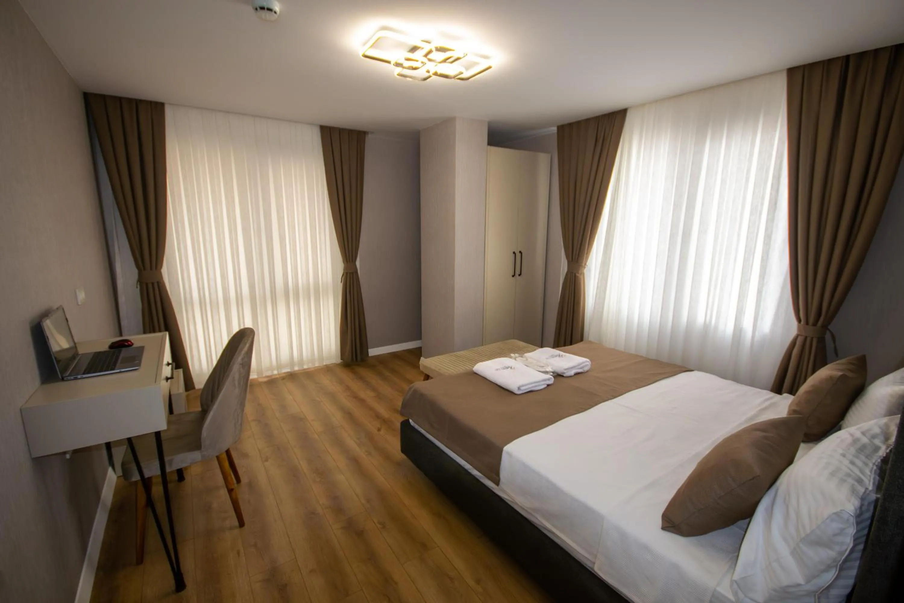 Bedroom, Bed in Luxury Life Suites