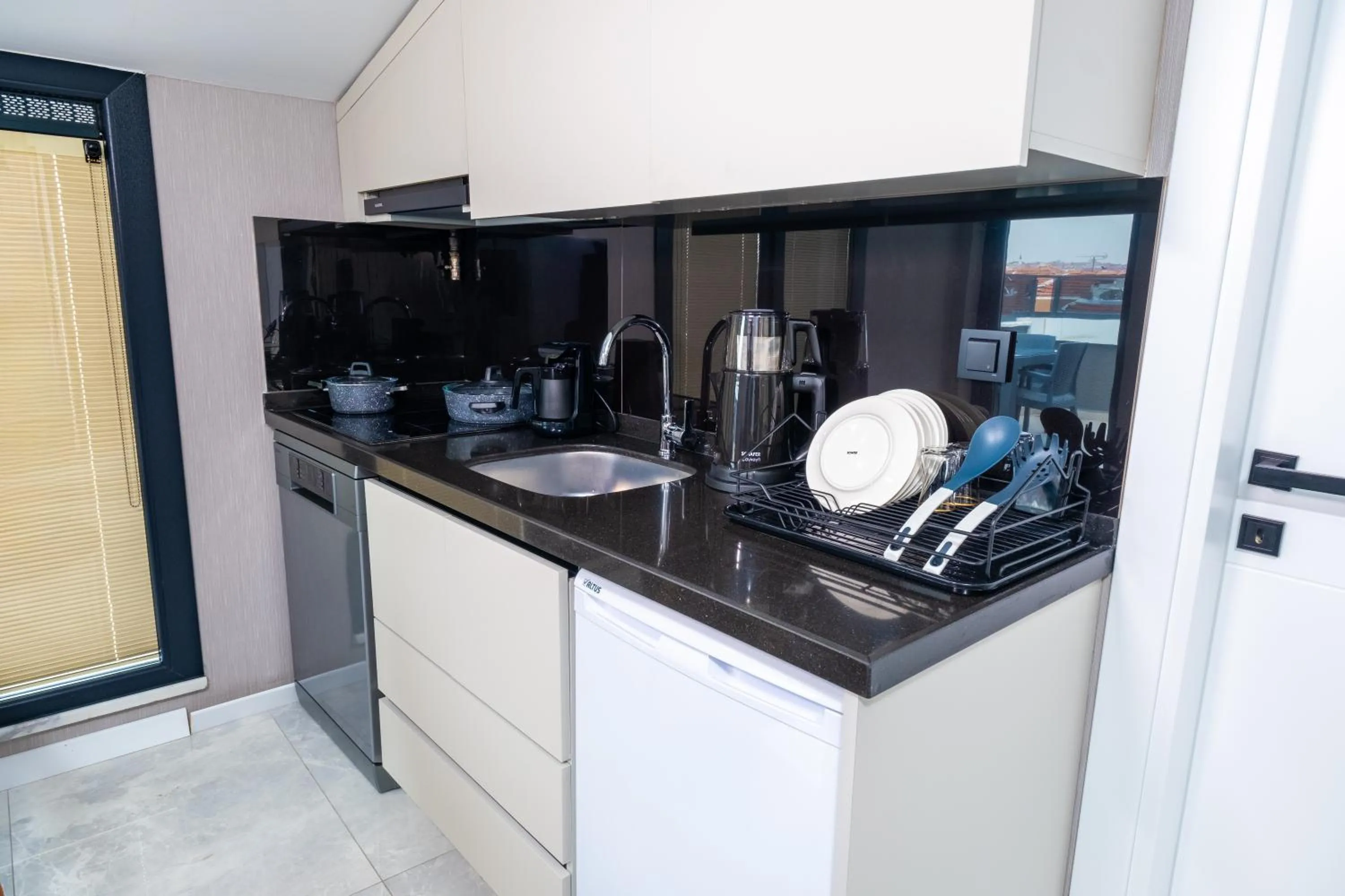 Kitchen or kitchenette in Luxury Life Suites