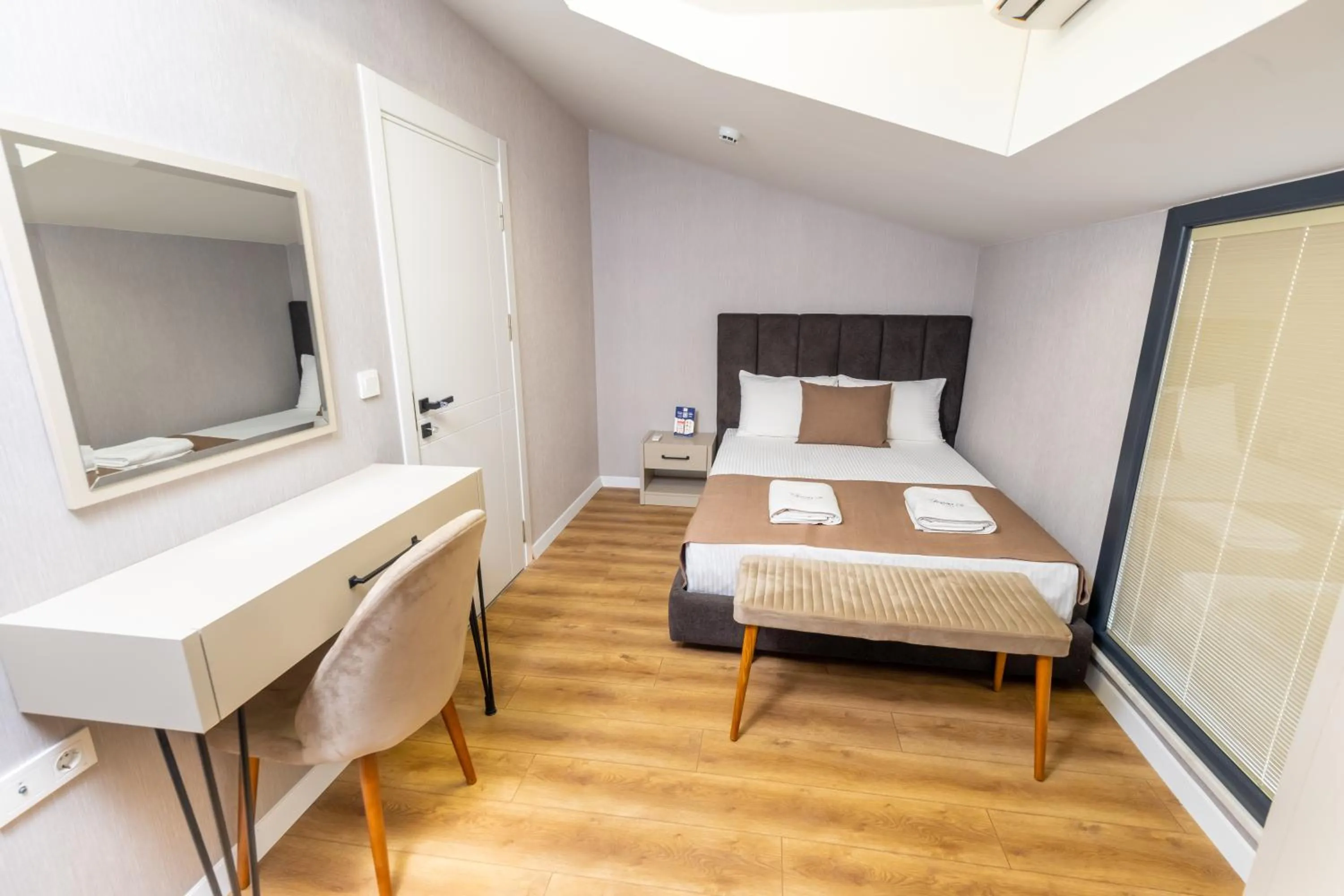 Bedroom, Bed in Luxury Life Suites