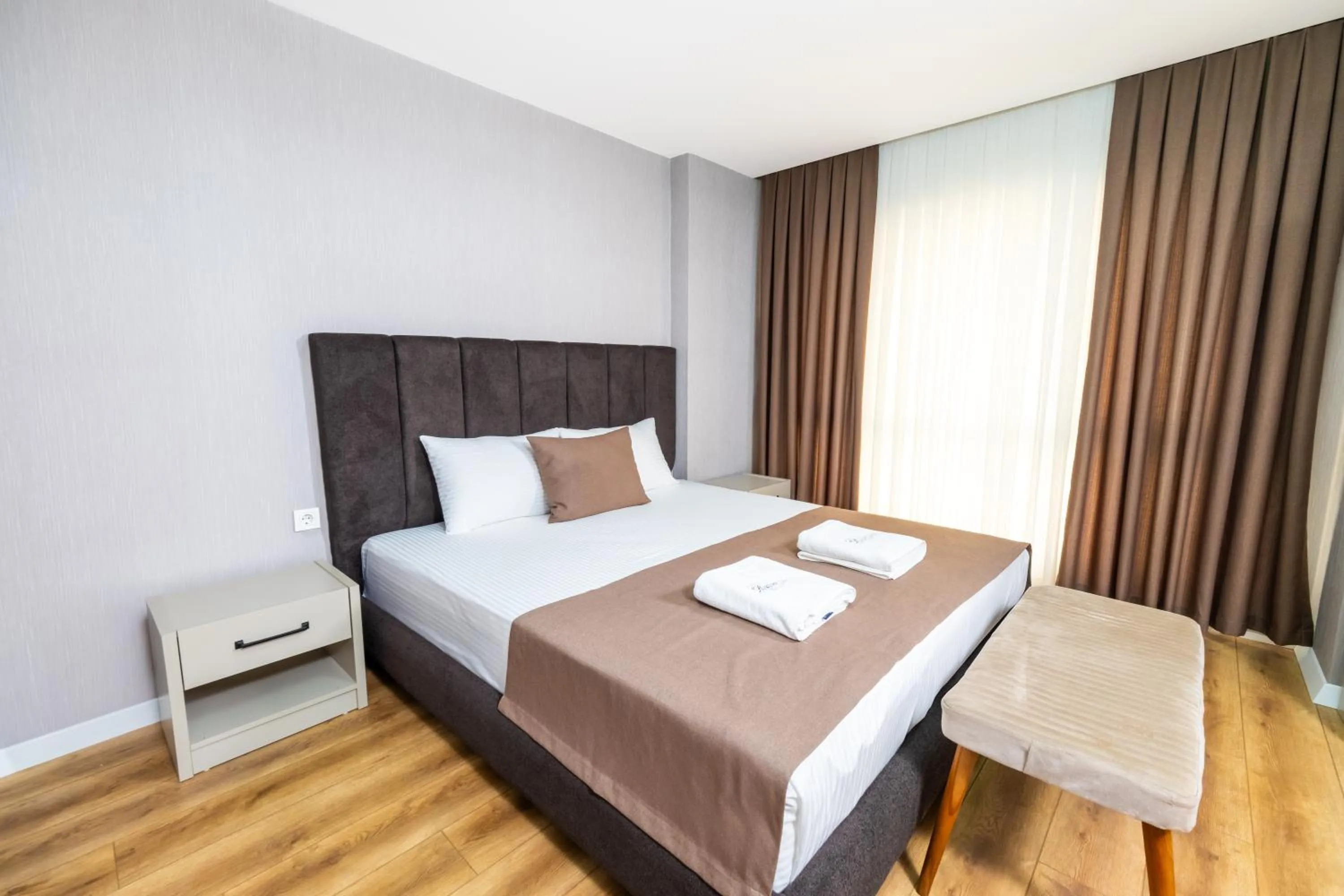 Bedroom, Bed in Luxury Life Suites