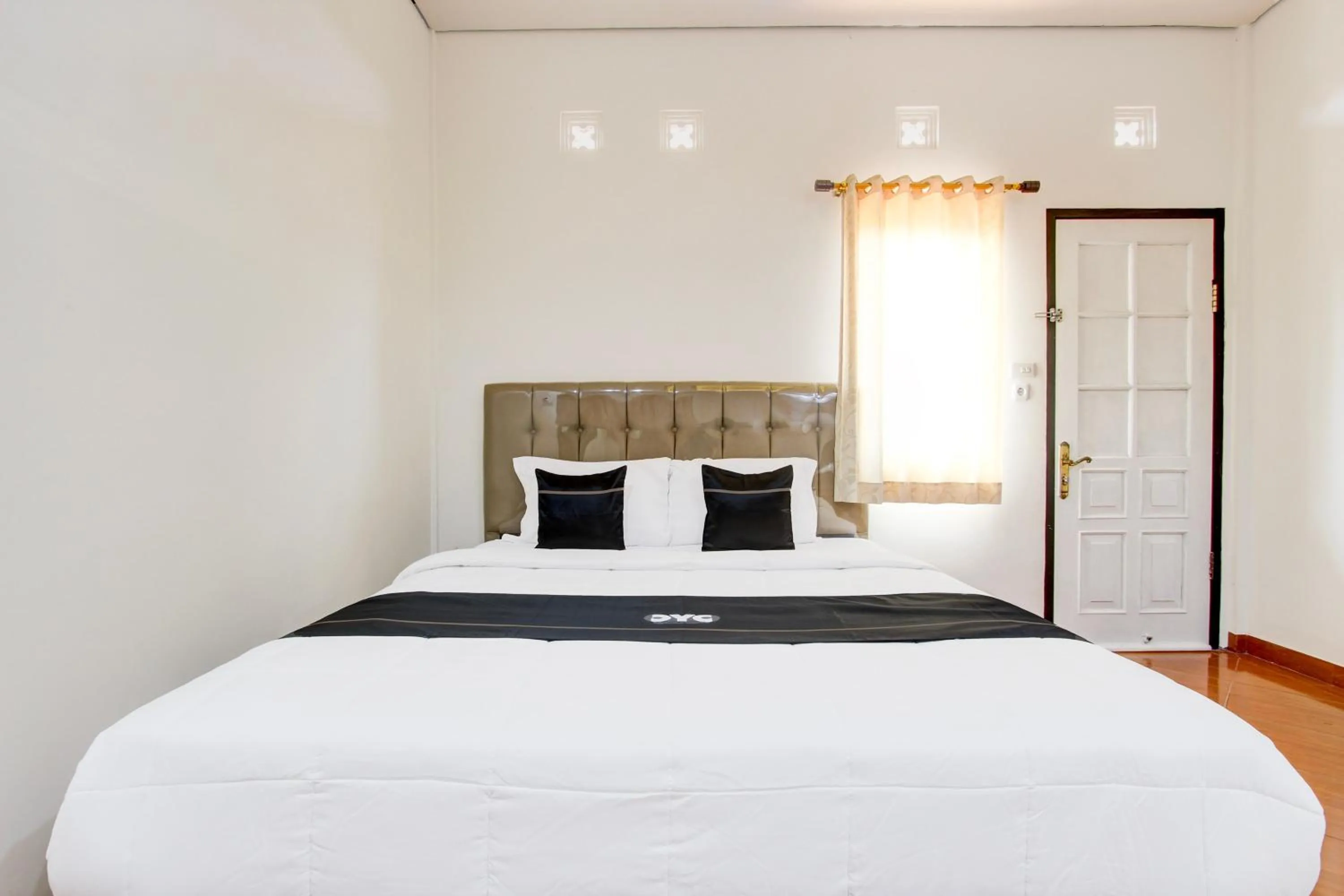 Bedroom in Capital O 93994 Dalem Kamulyan Syariah Guest House