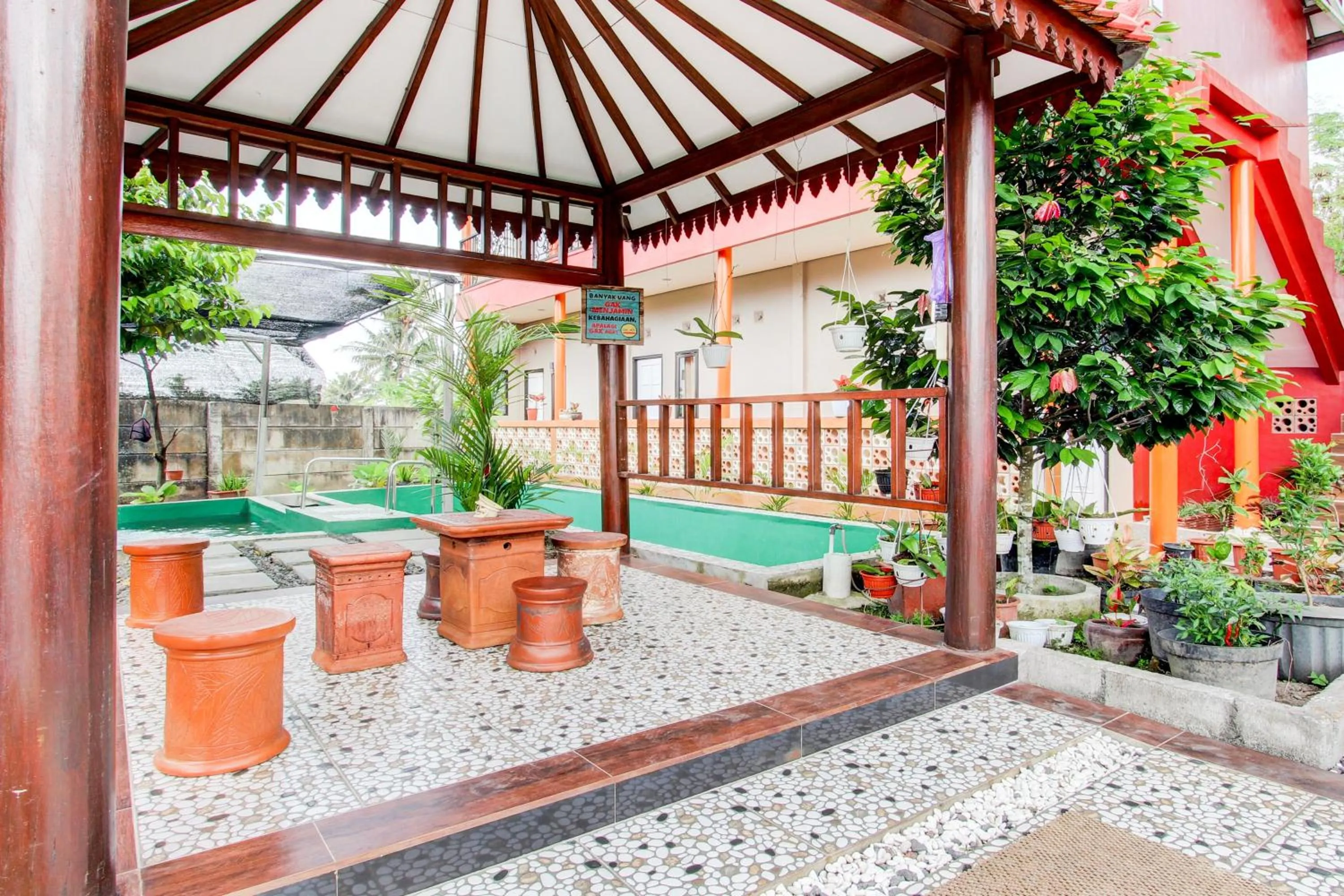 Lobby or reception in Capital O 93994 Dalem Kamulyan Syariah Guest House