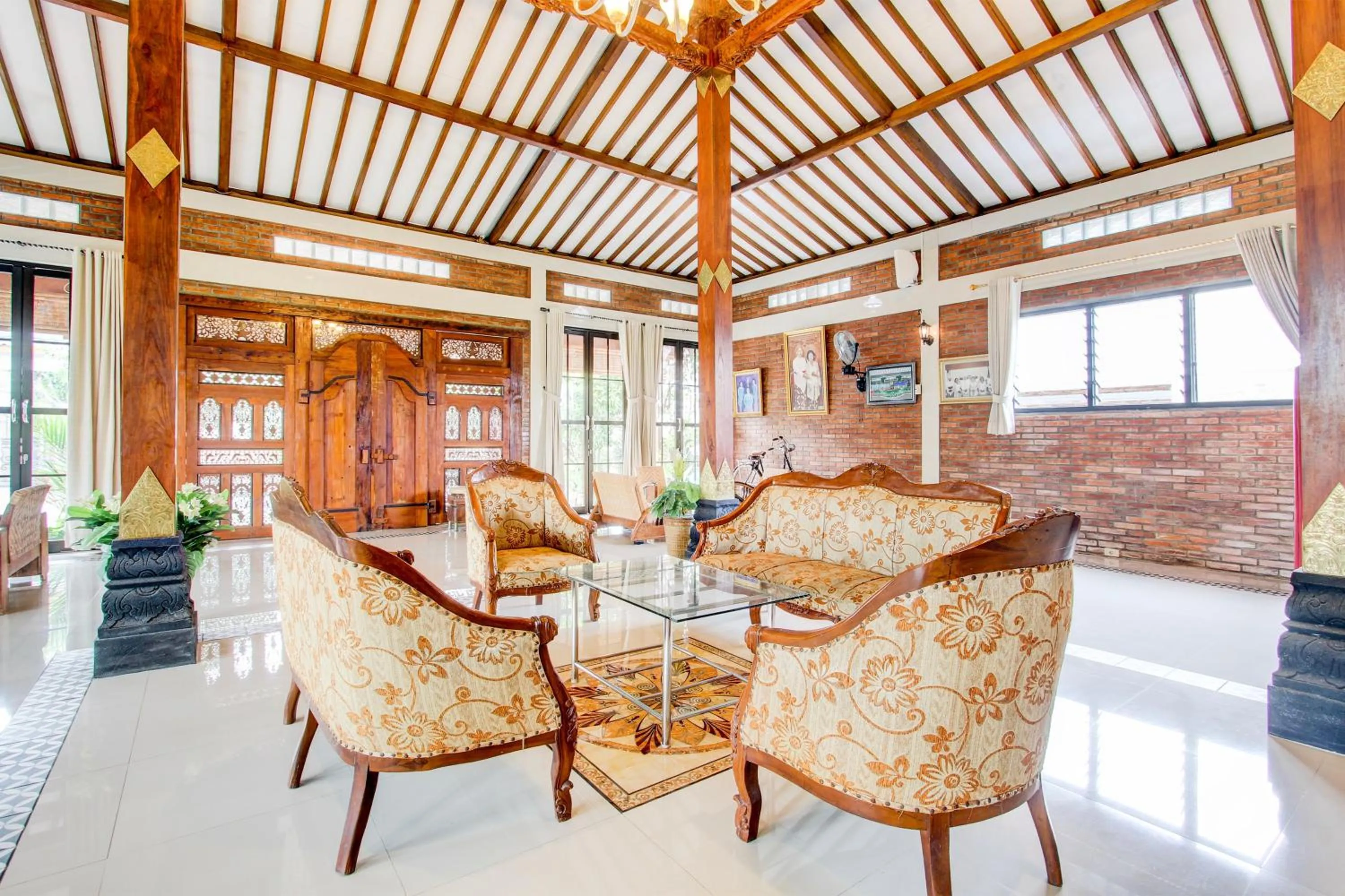 Lobby or reception in Capital O 93994 Dalem Kamulyan Syariah Guest House