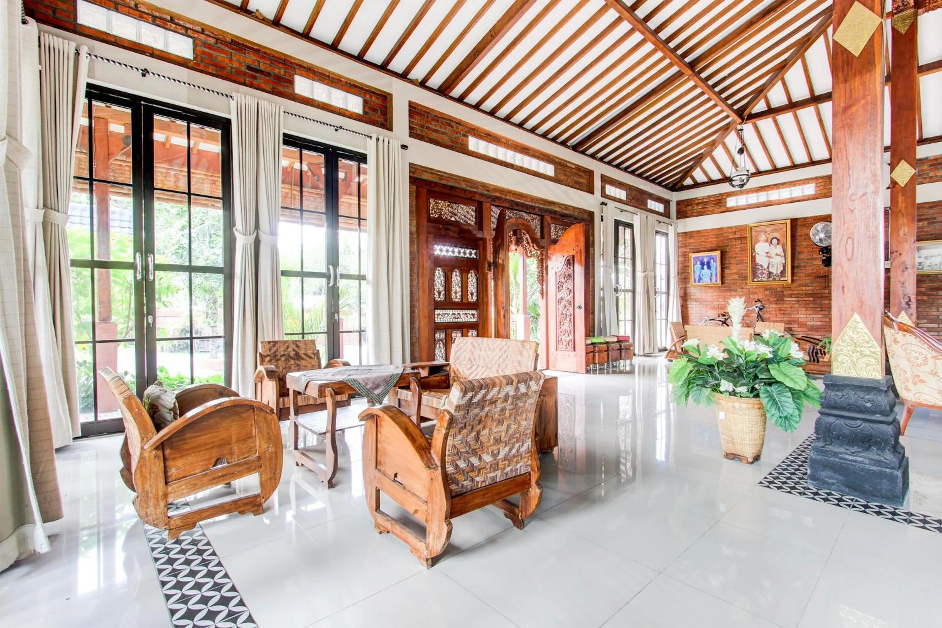 Lobby or reception in Capital O 93994 Dalem Kamulyan Syariah Guest House