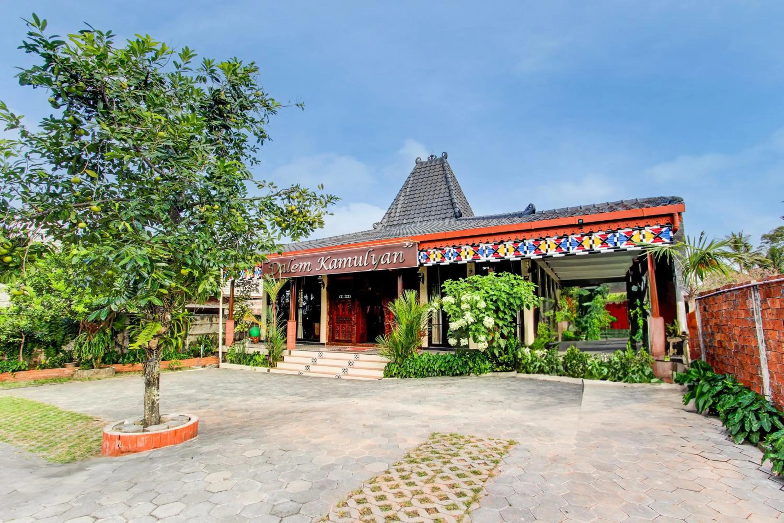 Facade/entrance in Capital O 93994 Dalem Kamulyan Syariah Guest House