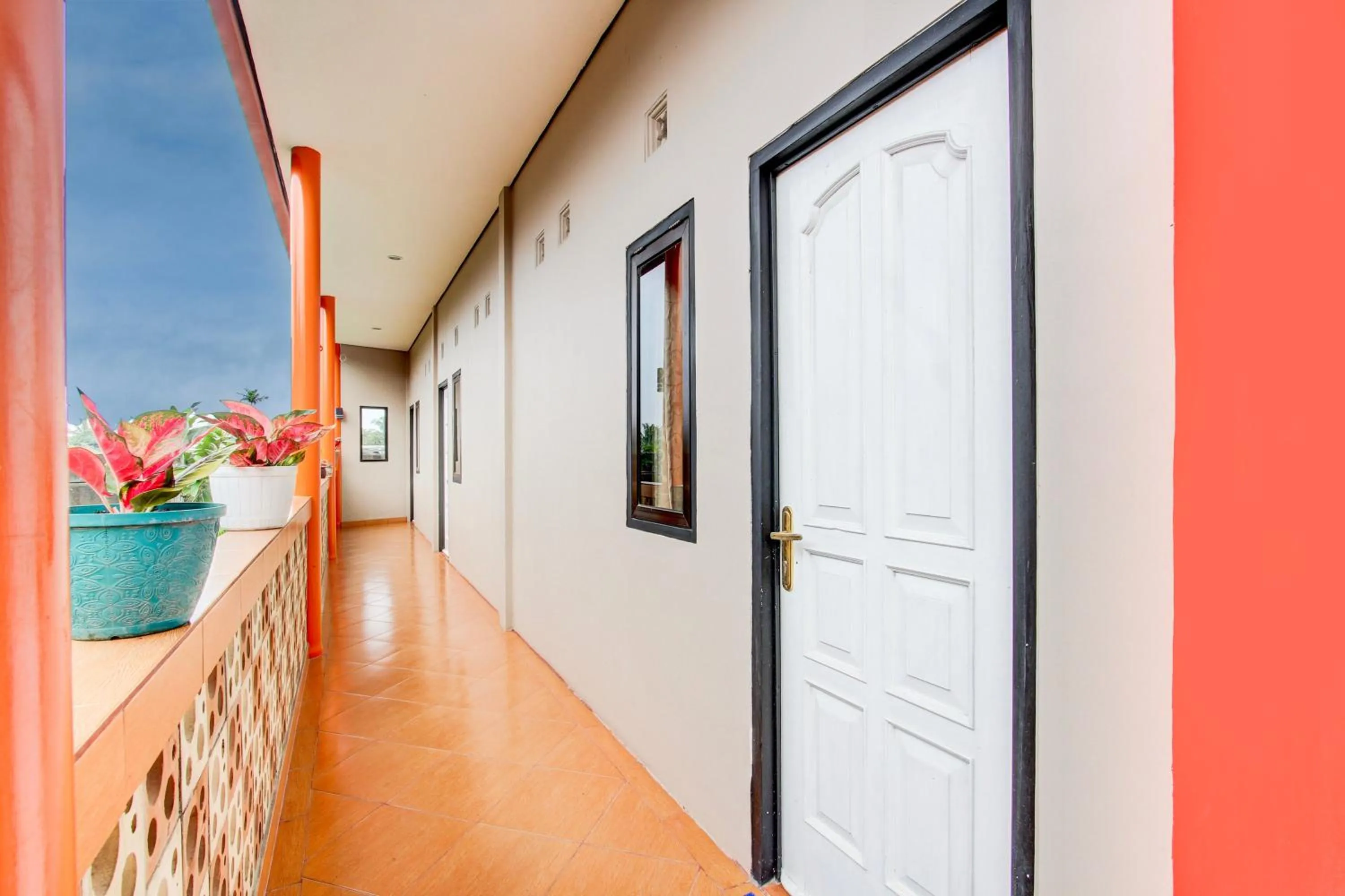 Lobby or reception in Capital O 93994 Dalem Kamulyan Syariah Guest House