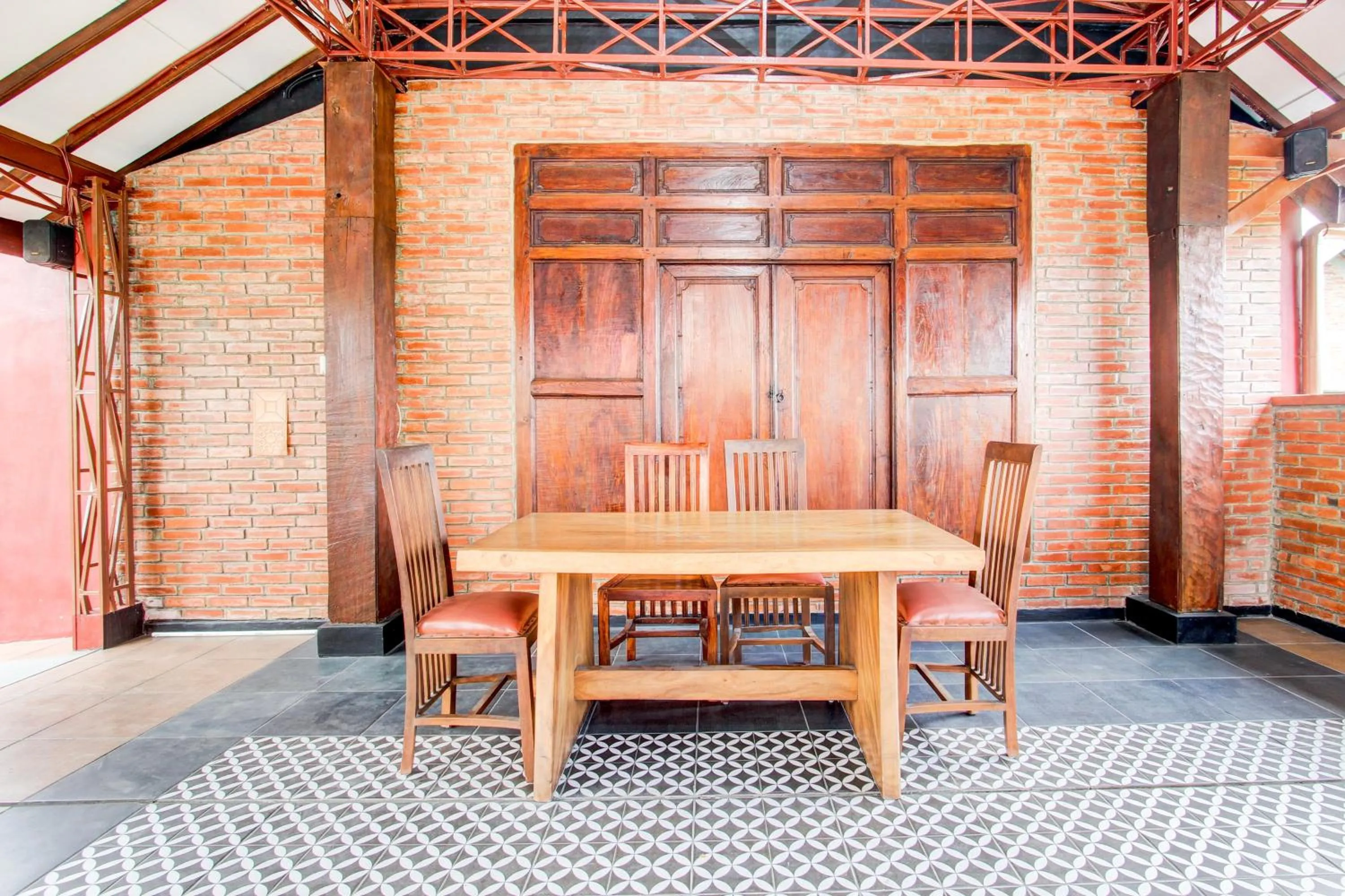 Lobby or reception in Capital O 93994 Dalem Kamulyan Syariah Guest House