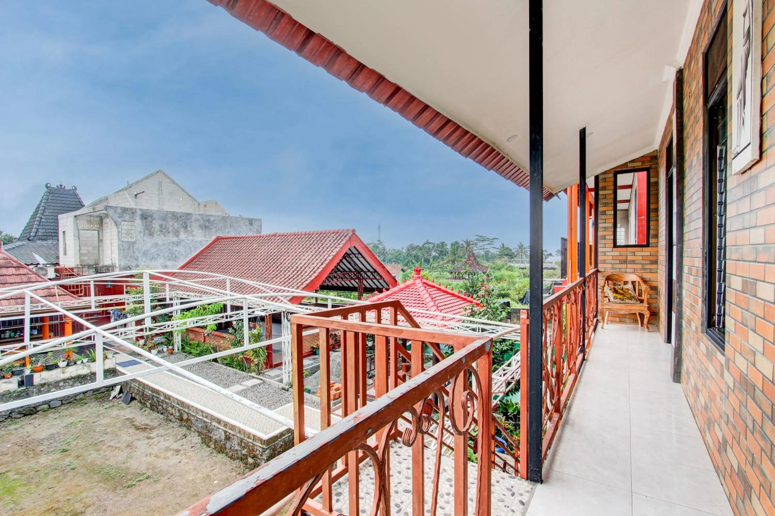 Lobby or reception in Capital O 93994 Dalem Kamulyan Syariah Guest House