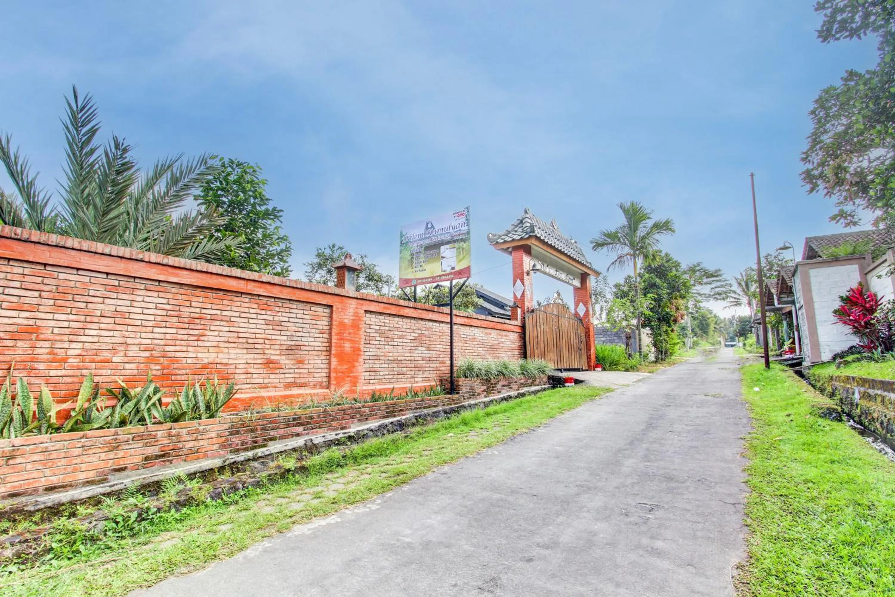 Facade/entrance in Capital O 93994 Dalem Kamulyan Syariah Guest House