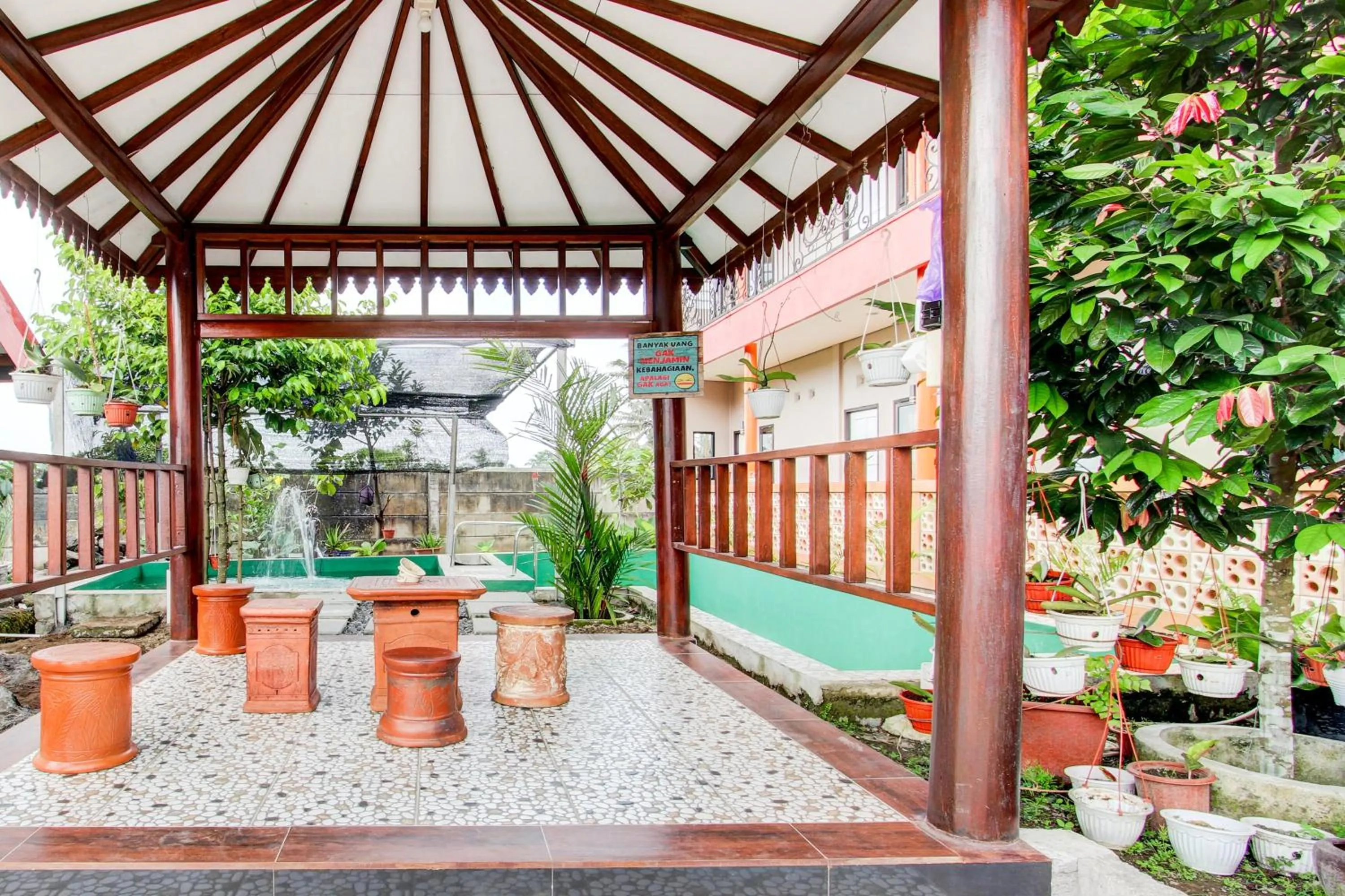 Lobby or reception in Capital O 93994 Dalem Kamulyan Syariah Guest House