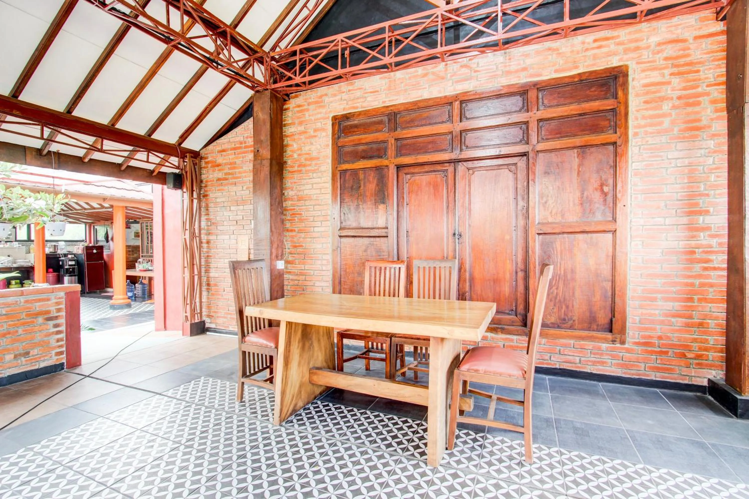 Lobby or reception in Capital O 93994 Dalem Kamulyan Syariah Guest House