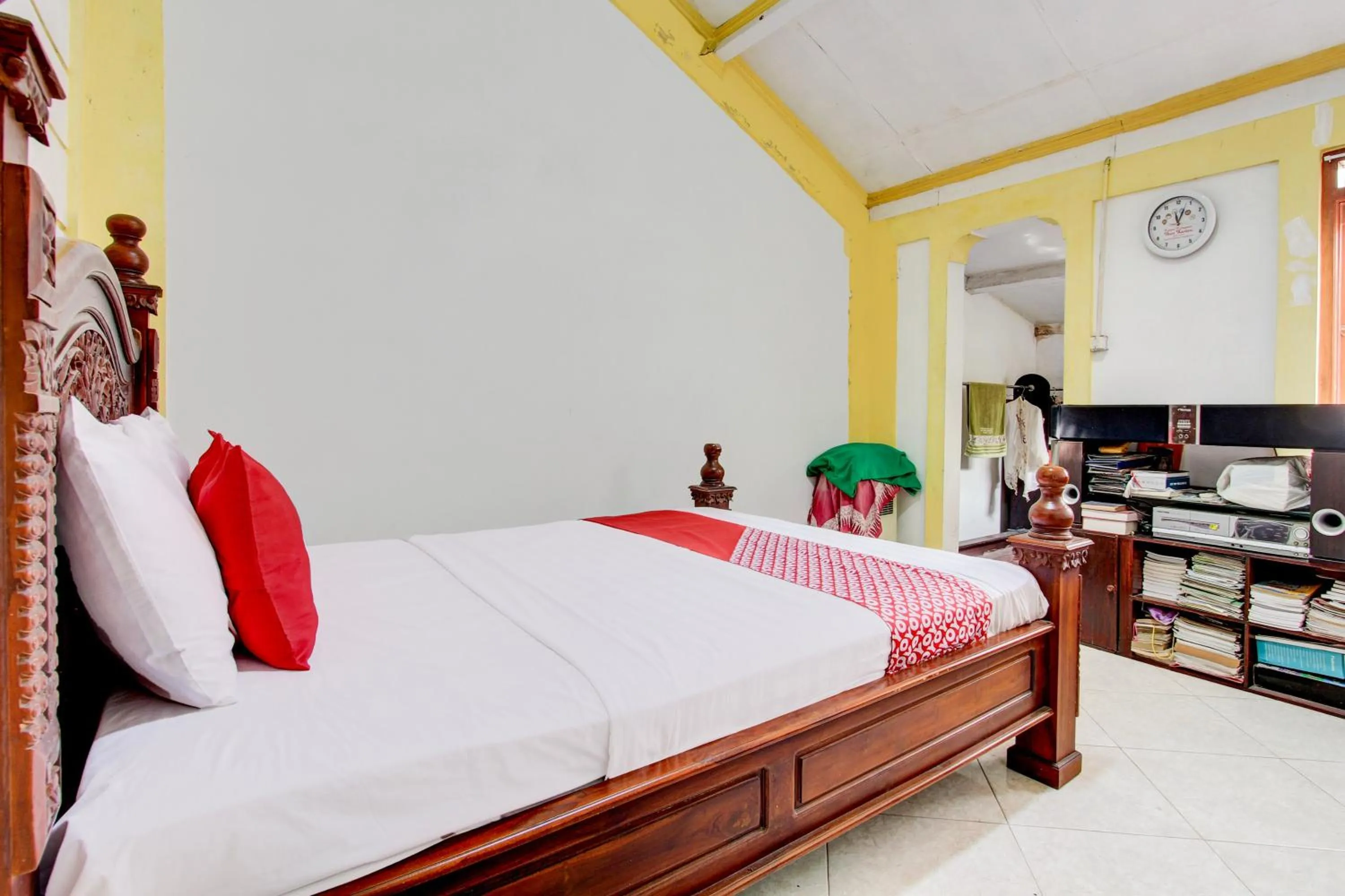 Bedroom, Bed in Hotel O Omah Citra Genia Homestay