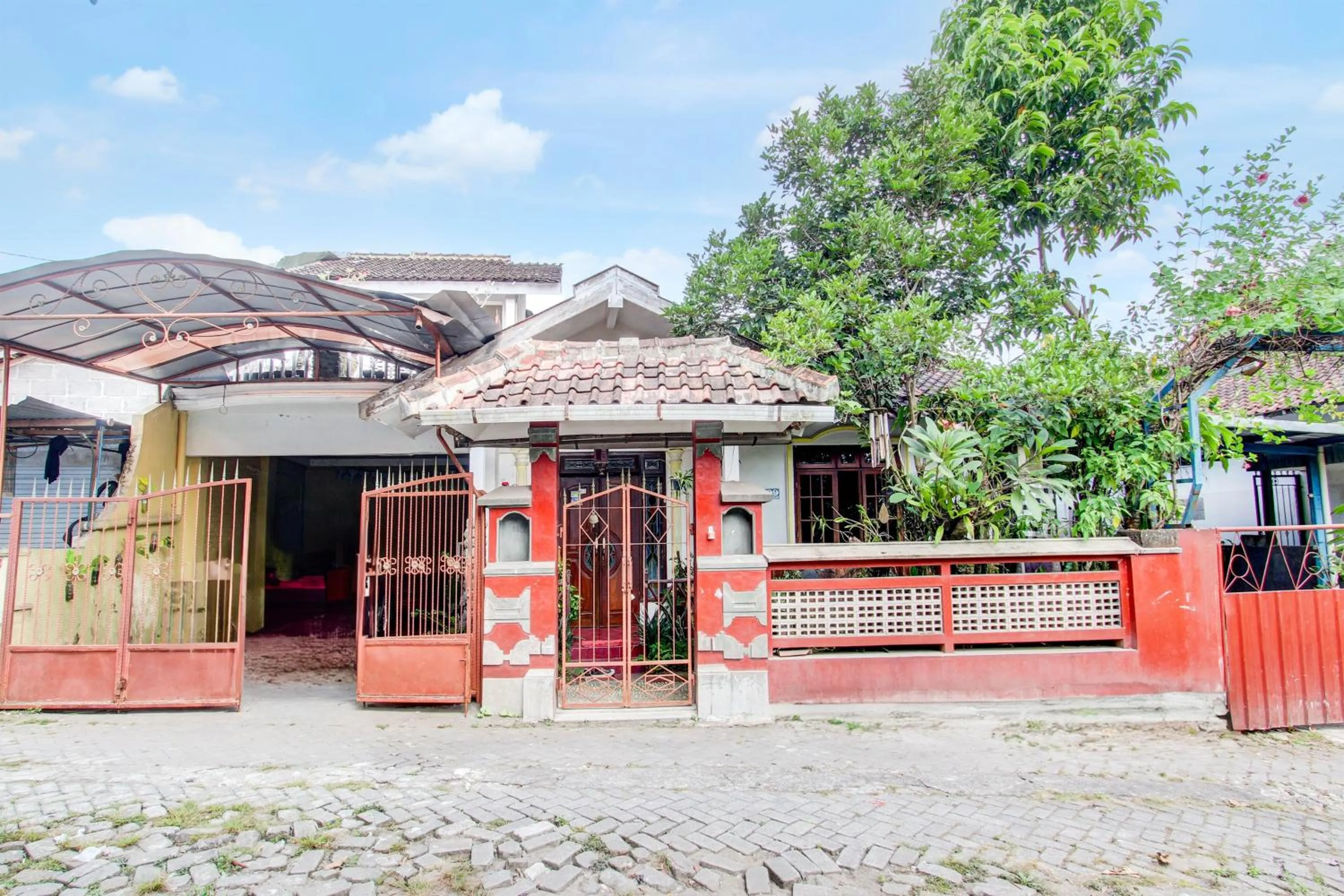 Facade/entrance in Hotel O Omah Citra Genia Homestay