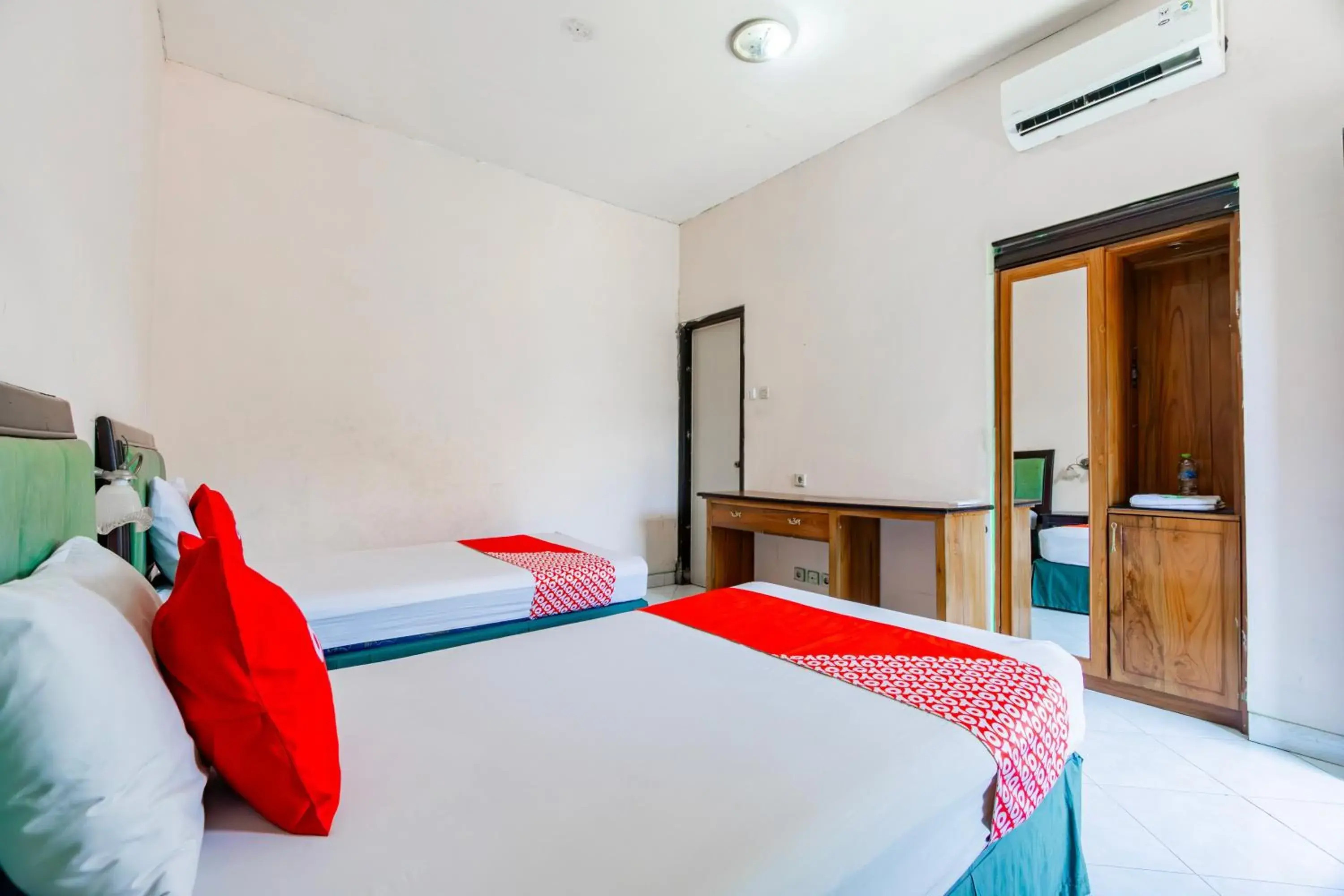 Standard Twin Room in Hotel O Sidoarjo Near Juanda International Airport Standard Twin Room in Hotel O Sidoarjo Near Juanda International Airport