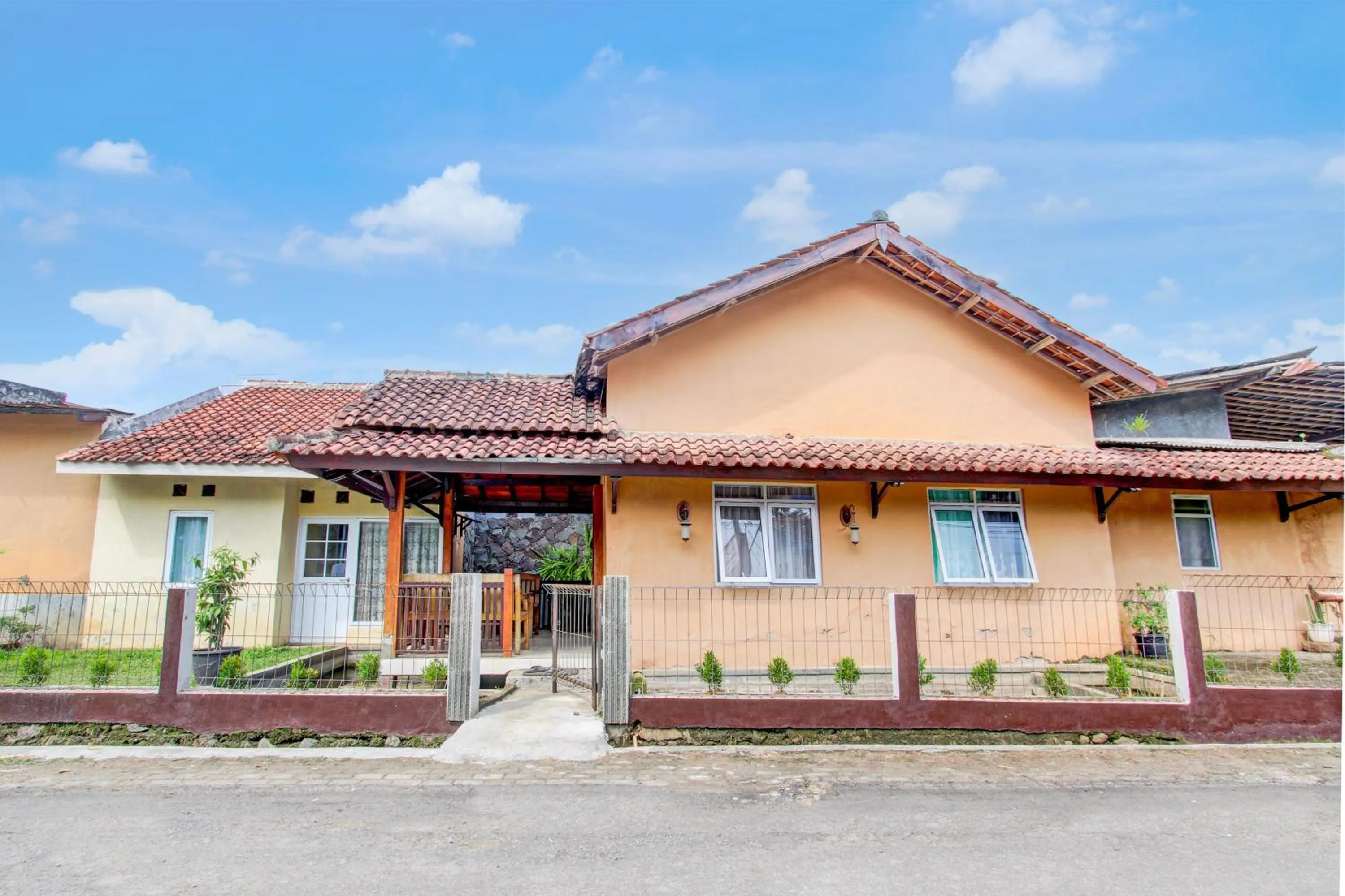 Facade/entrance in Hotel O Homestay Bintang Syariah