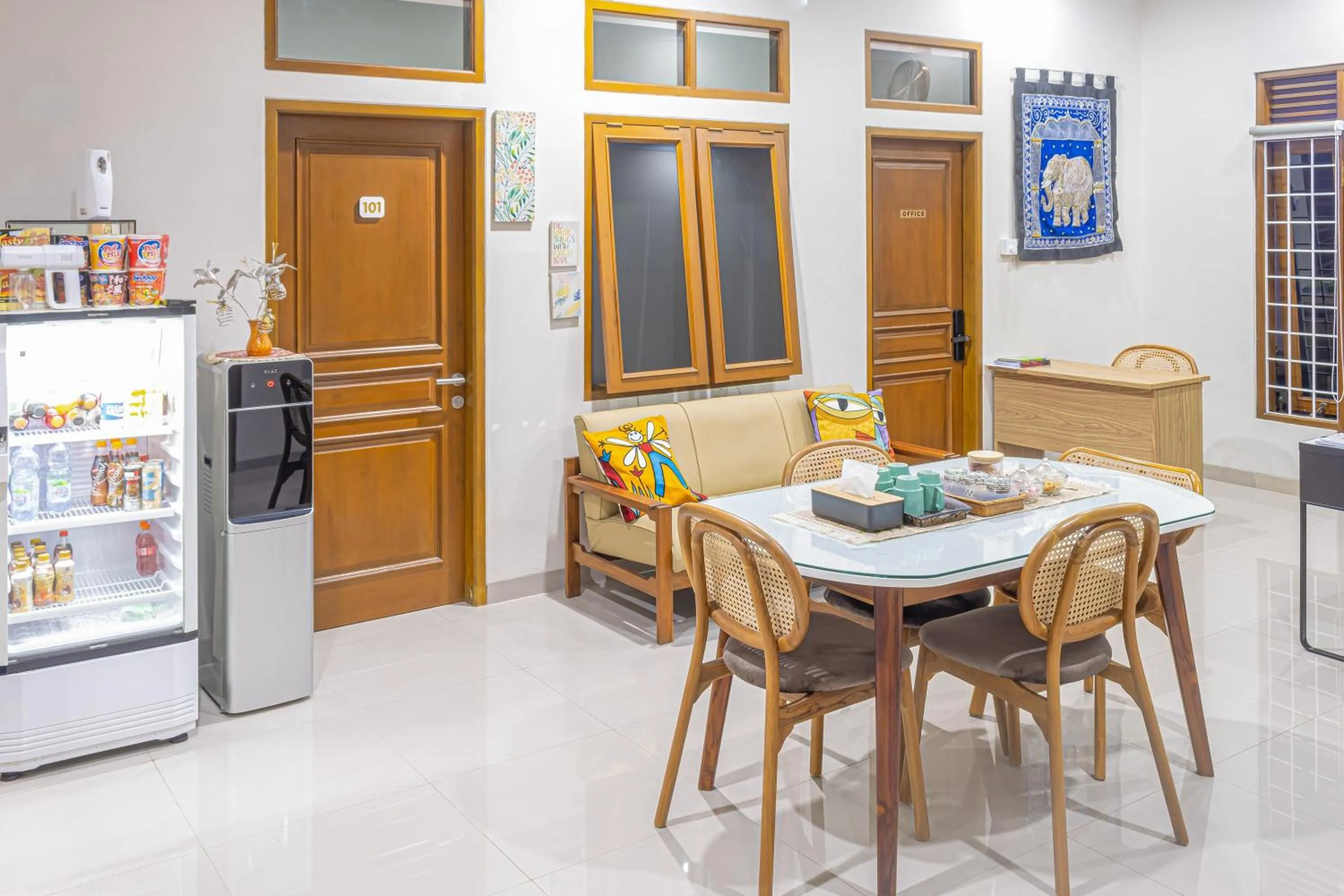 Seating area in RedDoorz at Uma Arda Hometown