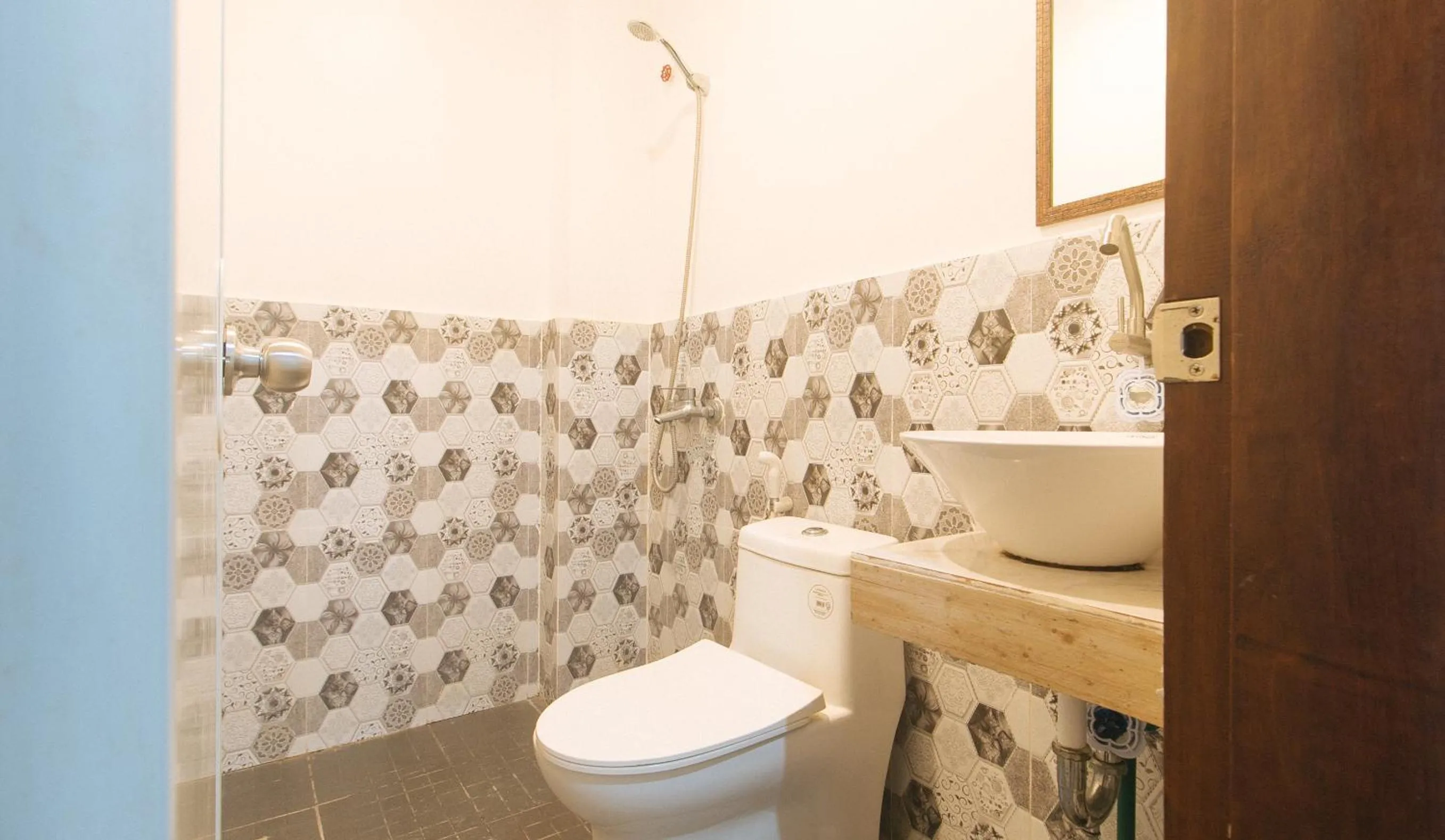 Shower in RedDoorz at Mina's Place 2 Banez Ville Tacloban