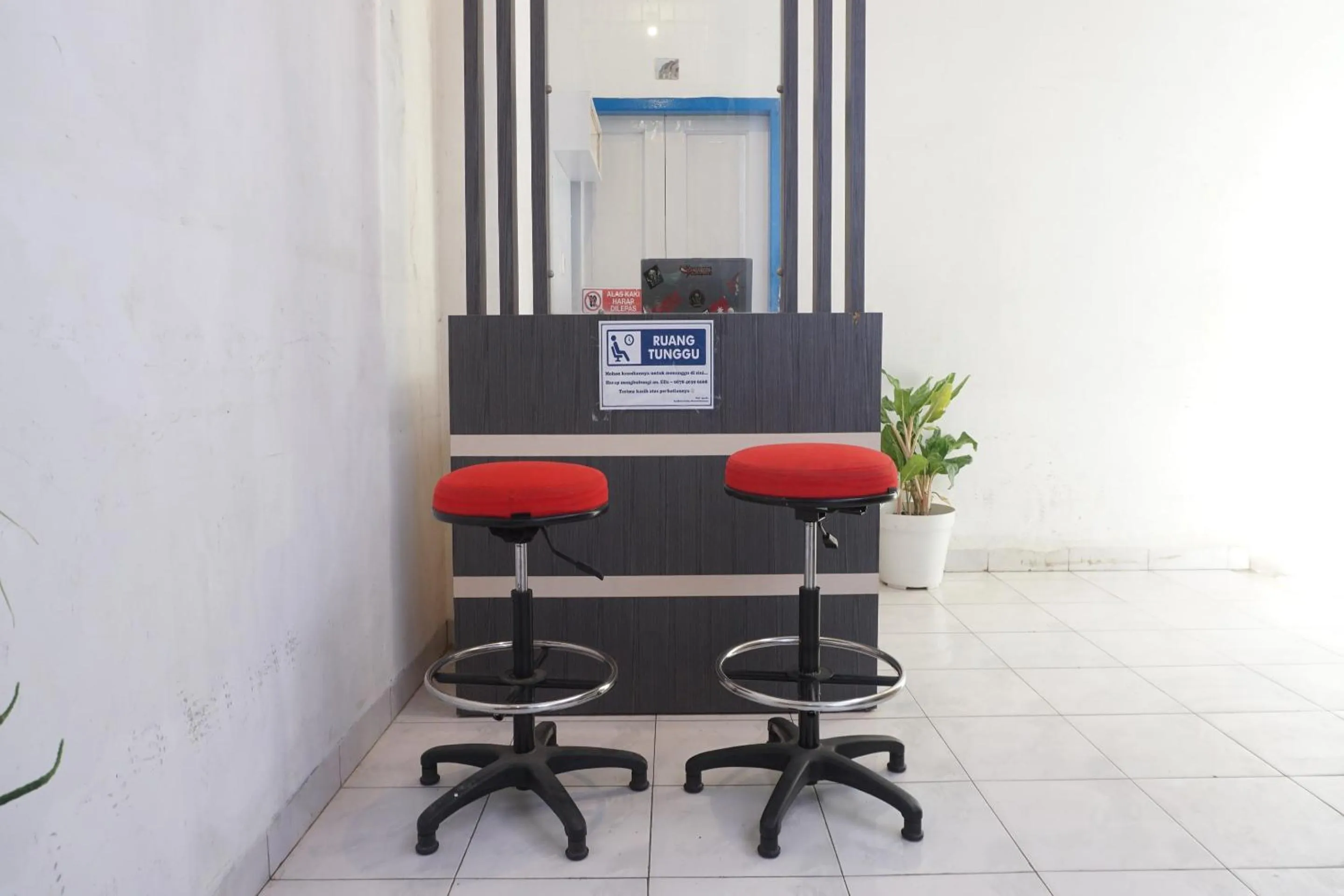 Lobby or reception in Hotel O Pondok Hitung Near GOR Kalegowa