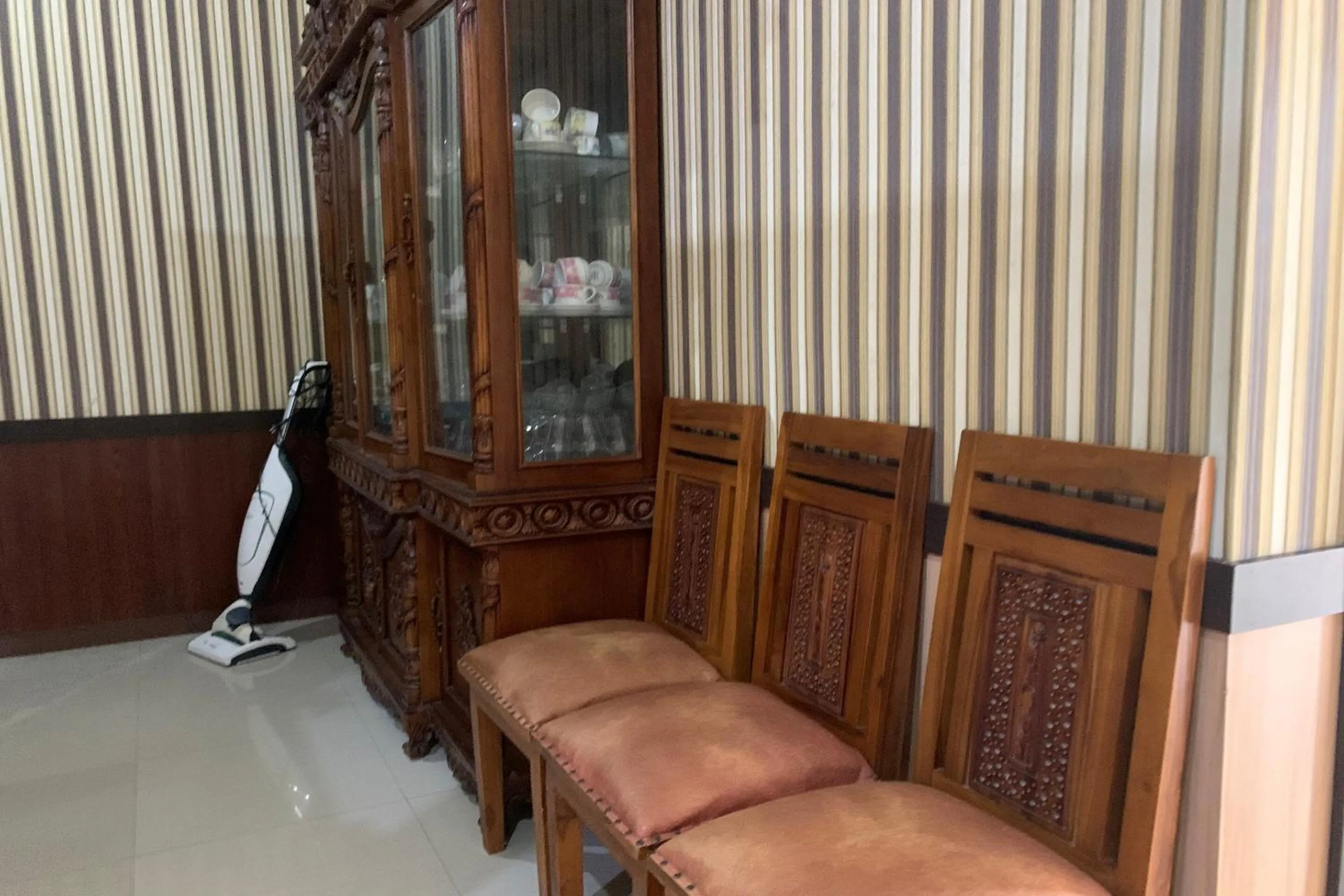 Lobby or reception in Hotel O Pondok Hitung Near GOR Kalegowa