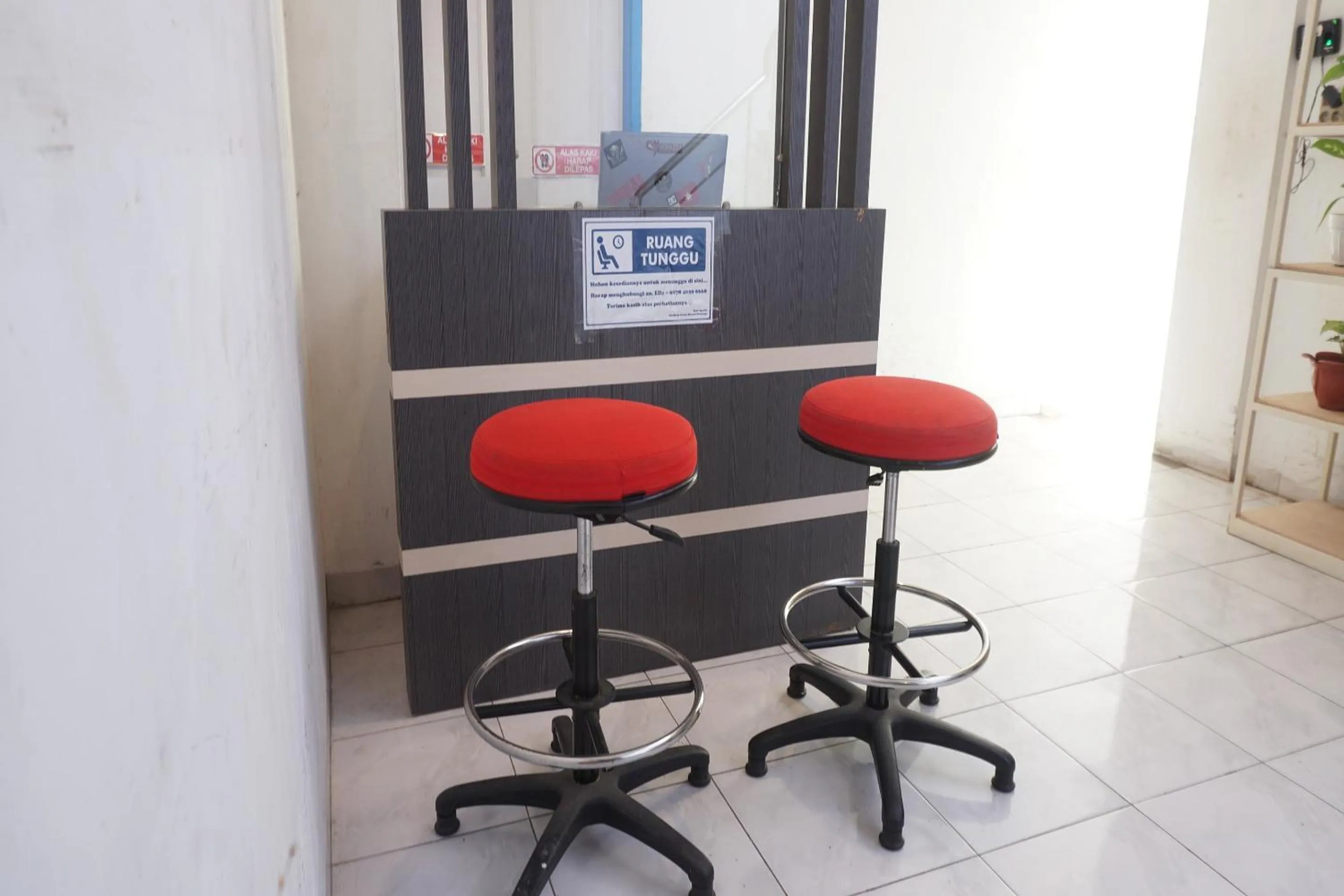 Lobby or reception in Hotel O Pondok Hitung Near GOR Kalegowa